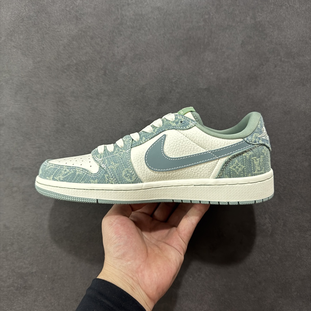 图片[2]-【定制版】Louis Vuitton x Travis Scott x Air Jordan 1 Low 路易威登LV x AJ1 低帮 天青色倒钩 AJ1 乔丹1代 aj1 乔1 低邦 天青色倒勾联名 乔丹篮球鞋系列 鞋款整体以米白色皮革为底搭配天青色牛仔框架覆盖层，标志性的反钩Swoosh Logo采用天青色牛仔呈现，内侧也辅以天青色牛仔Swoosh Logo点缀，鞋舌等多处TS标志性元素均得以保留；鞋舌上以LV字样呈现，后跟的鬼脸Logo标志以及Wings Logo均采用白色缝线打造，后跟侧下方印有LV字样，彰显联名身份；最后以米白色中底搭配天青色橡胶外底完善整体设计收尾。 货号：SC0601-057 尺码：36 36.5 37.5 38 38.5 39 40 40.5 41 42 42.5 43 44 44.5 45 编码：HXSB330340-选品中心