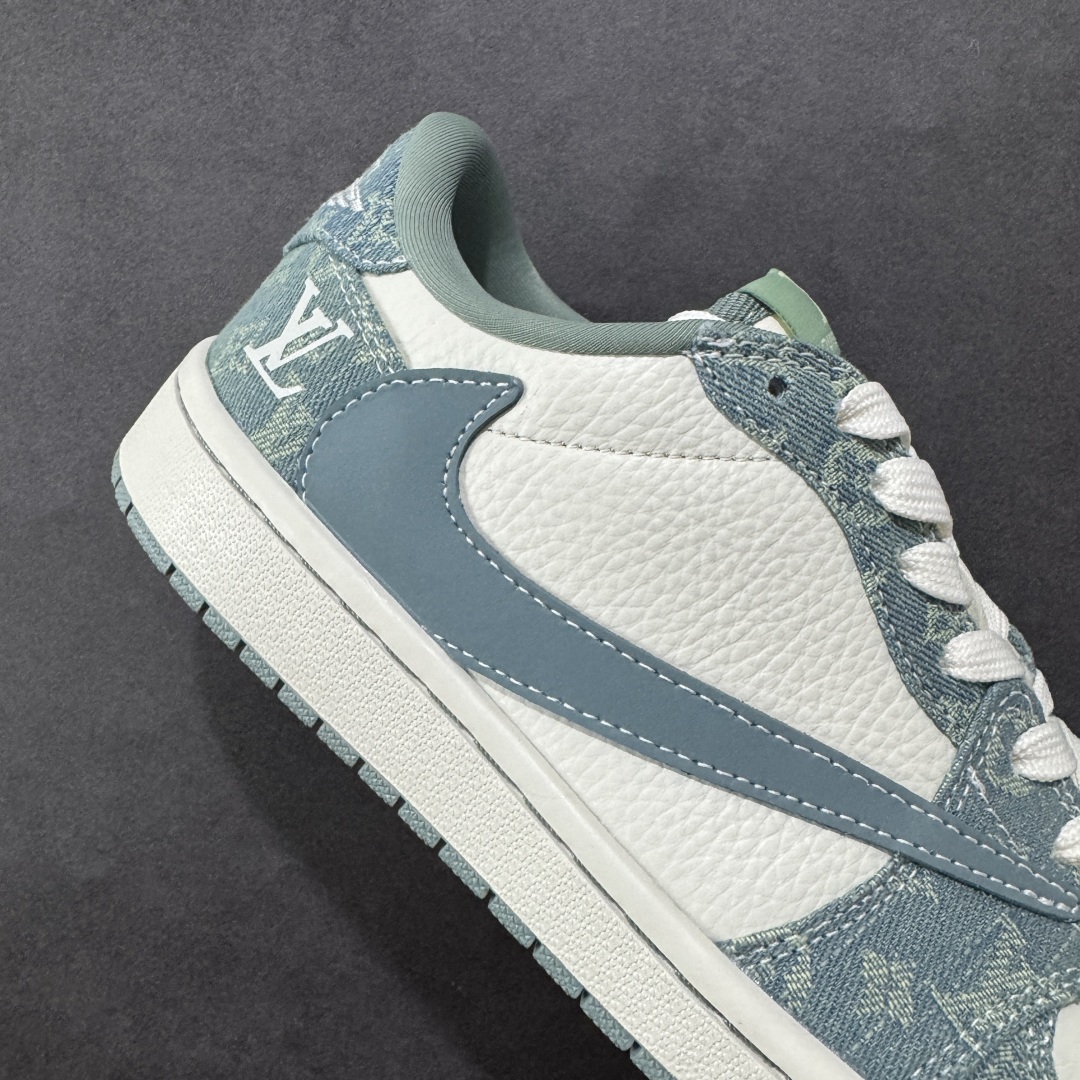 图片[6]-【定制版】Louis Vuitton x Travis Scott x Air Jordan 1 Low 路易威登LV x AJ1 低帮 天青色倒钩 AJ1 乔丹1代 aj1 乔1 低邦 天青色倒勾联名 乔丹篮球鞋系列 鞋款整体以米白色皮革为底搭配天青色牛仔框架覆盖层，标志性的反钩Swoosh Logo采用天青色牛仔呈现，内侧也辅以天青色牛仔Swoosh Logo点缀，鞋舌等多处TS标志性元素均得以保留；鞋舌上以LV字样呈现，后跟的鬼脸Logo标志以及Wings Logo均采用白色缝线打造，后跟侧下方印有LV字样，彰显联名身份；最后以米白色中底搭配天青色橡胶外底完善整体设计收尾。 货号：SC0601-057 尺码：36 36.5 37.5 38 38.5 39 40 40.5 41 42 42.5 43 44 44.5 45 编码：HXSB330340-选品中心