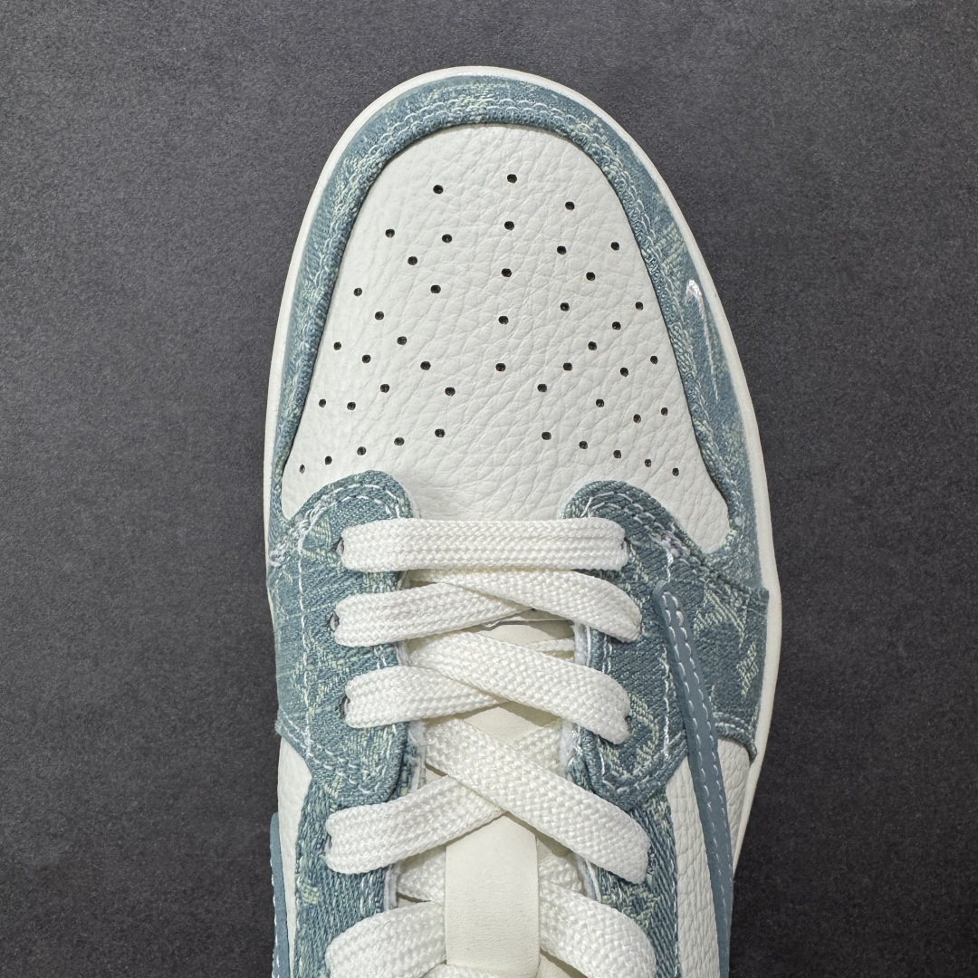 图片[8]-【定制版】Louis Vuitton x Travis Scott x Air Jordan 1 Low 路易威登LV x AJ1 低帮 天青色倒钩 AJ1 乔丹1代 aj1 乔1 低邦 天青色倒勾联名 乔丹篮球鞋系列 鞋款整体以米白色皮革为底搭配天青色牛仔框架覆盖层，标志性的反钩Swoosh Logo采用天青色牛仔呈现，内侧也辅以天青色牛仔Swoosh Logo点缀，鞋舌等多处TS标志性元素均得以保留；鞋舌上以LV字样呈现，后跟的鬼脸Logo标志以及Wings Logo均采用白色缝线打造，后跟侧下方印有LV字样，彰显联名身份；最后以米白色中底搭配天青色橡胶外底完善整体设计收尾。 货号：SC0601-057 尺码：36 36.5 37.5 38 38.5 39 40 40.5 41 42 42.5 43 44 44.5 45 编码：HXSB330340-选品中心