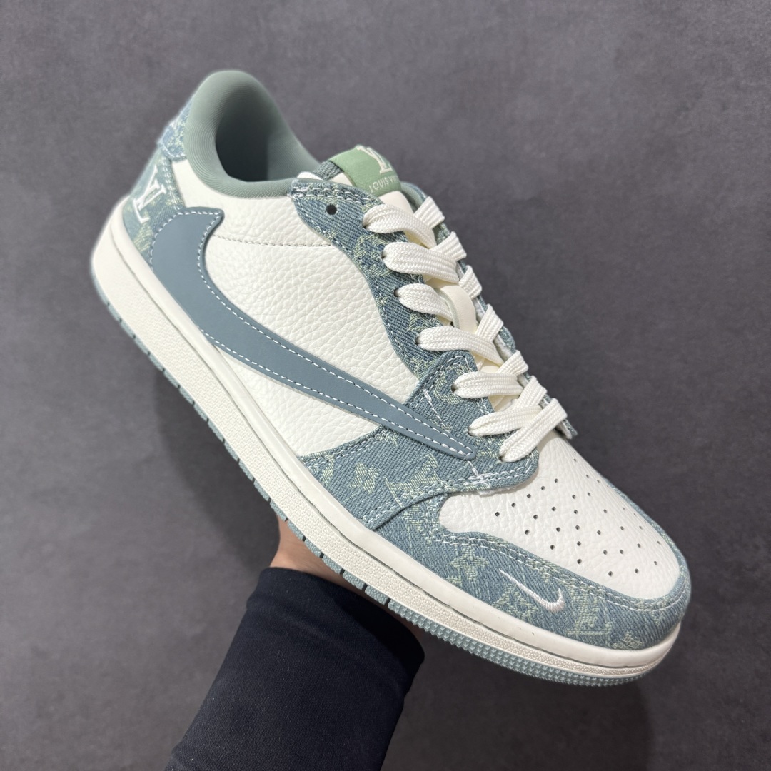图片[3]-【定制版】Louis Vuitton x Travis Scott x Air Jordan 1 Low 路易威登LV x AJ1 低帮 天青色倒钩 AJ1 乔丹1代 aj1 乔1 低邦 天青色倒勾联名 乔丹篮球鞋系列 鞋款整体以米白色皮革为底搭配天青色牛仔框架覆盖层，标志性的反钩Swoosh Logo采用天青色牛仔呈现，内侧也辅以天青色牛仔Swoosh Logo点缀，鞋舌等多处TS标志性元素均得以保留；鞋舌上以LV字样呈现，后跟的鬼脸Logo标志以及Wings Logo均采用白色缝线打造，后跟侧下方印有LV字样，彰显联名身份；最后以米白色中底搭配天青色橡胶外底完善整体设计收尾。 货号：SC0601-057 尺码：36 36.5 37.5 38 38.5 39 40 40.5 41 42 42.5 43 44 44.5 45 编码：HXSB330340-选品中心
