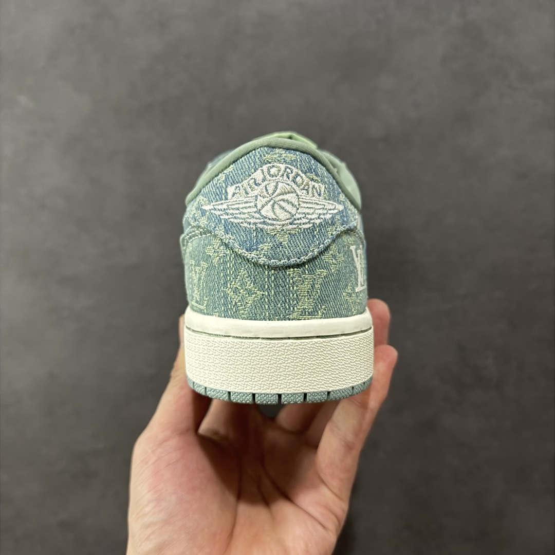 图片[4]-【定制版】Louis Vuitton x Travis Scott x Air Jordan 1 Low 路易威登LV x AJ1 低帮 天青色倒钩 AJ1 乔丹1代 aj1 乔1 低邦 天青色倒勾联名 乔丹篮球鞋系列 鞋款整体以米白色皮革为底搭配天青色牛仔框架覆盖层，标志性的反钩Swoosh Logo采用天青色牛仔呈现，内侧也辅以天青色牛仔Swoosh Logo点缀，鞋舌等多处TS标志性元素均得以保留；鞋舌上以LV字样呈现，后跟的鬼脸Logo标志以及Wings Logo均采用白色缝线打造，后跟侧下方印有LV字样，彰显联名身份；最后以米白色中底搭配天青色橡胶外底完善整体设计收尾。 货号：SC0601-057 尺码：36 36.5 37.5 38 38.5 39 40 40.5 41 42 42.5 43 44 44.5 45 编码：HXSB330340-选品中心