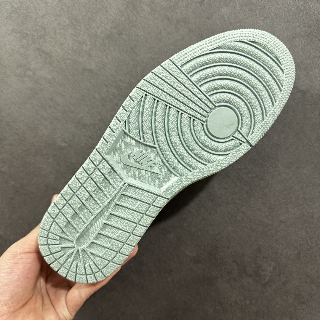 图片[9]-【定制版】Louis Vuitton x Travis Scott x Air Jordan 1 Low 路易威登LV x AJ1 低帮 天青色倒钩 AJ1 乔丹1代 aj1 乔1 低邦 天青色倒勾联名 乔丹篮球鞋系列 鞋款整体以米白色皮革为底搭配天青色牛仔框架覆盖层，标志性的反钩Swoosh Logo采用天青色牛仔呈现，内侧也辅以天青色牛仔Swoosh Logo点缀，鞋舌等多处TS标志性元素均得以保留；鞋舌上以LV字样呈现，后跟的鬼脸Logo标志以及Wings Logo均采用白色缝线打造，后跟侧下方印有LV字样，彰显联名身份；最后以米白色中底搭配天青色橡胶外底完善整体设计收尾。 货号：SC0601-057 尺码：36 36.5 37.5 38 38.5 39 40 40.5 41 42 42.5 43 44 44.5 45 编码：HXSB330340-选品中心