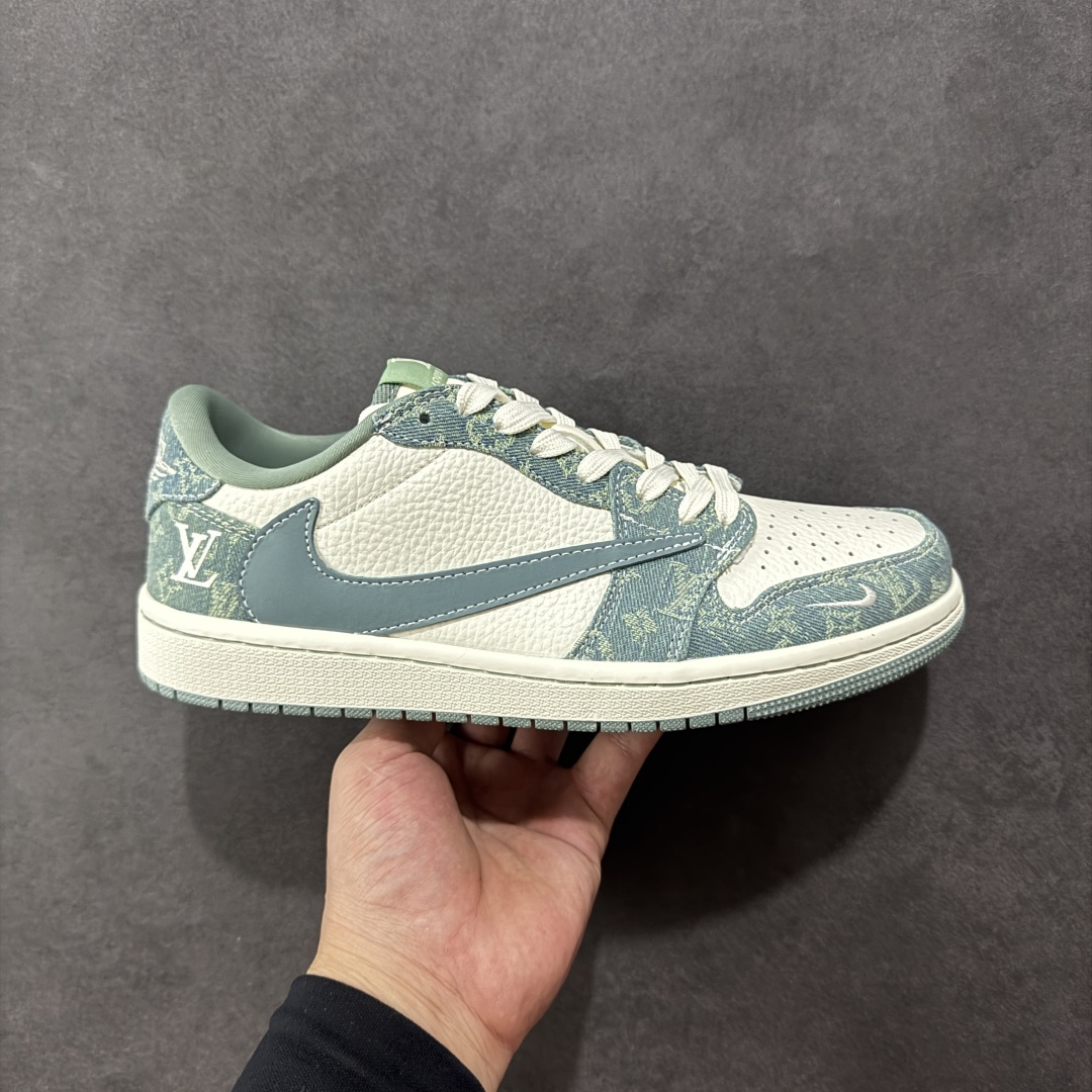 【定制版】Louis Vuitton x Travis Scott x Air Jordan 1 Low 路易威登LV x AJ1 低帮 天青色倒钩 AJ1 乔丹1代 aj1 乔1 低邦 天青色倒勾联名 乔丹篮球鞋系列 鞋款整体以米白色皮革为底搭配天青色牛仔框架覆盖层,标志性的反钩Swoosh Logo采用天青色牛仔呈现,内侧也辅以天青色牛仔Swoosh Logo点缀,鞋舌等多处TS标志性元素均得以保留;鞋舌上以LV字样呈现,后跟的鬼脸Logo标志以及Wings Logo均采用白色缝线打造,后跟侧下方印有LV字样,彰显联名身份;最后以米白色中底搭配天青色橡胶外底完善整体设计收尾。 货号:SC0601-057 尺码:36 36.5 37.5 38 38.5 39 40 40.5 41 42 42.5 43 44 44.5 45 编码:HXSB330340-选品中心