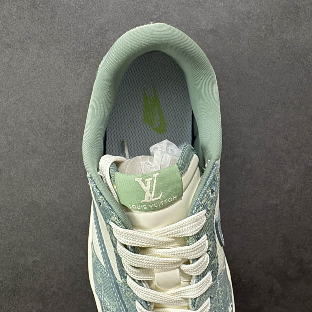 图片[7]-【定制版】Louis Vuitton x Travis Scott x Air Jordan 1 Low 路易威登LV x AJ1 低帮 天青色倒钩 AJ1 乔丹1代 aj1 乔1 低邦 天青色倒勾联名 乔丹篮球鞋系列 鞋款整体以米白色皮革为底搭配天青色牛仔框架覆盖层，标志性的反钩Swoosh Logo采用天青色牛仔呈现，内侧也辅以天青色牛仔Swoosh Logo点缀，鞋舌等多处TS标志性元素均得以保留；鞋舌上以LV字样呈现，后跟的鬼脸Logo标志以及Wings Logo均采用白色缝线打造，后跟侧下方印有LV字样，彰显联名身份；最后以米白色中底搭配天青色橡胶外底完善整体设计收尾。 货号：SC0601-057 尺码：36 36.5 37.5 38 38.5 39 40 40.5 41 42 42.5 43 44 44.5 45 编码：HXSB330340-选品中心