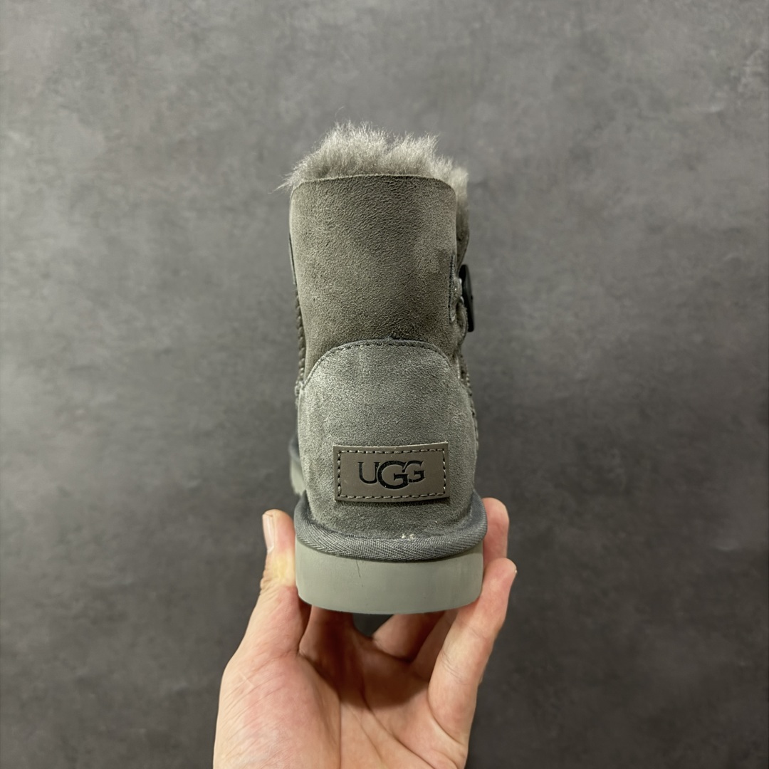 图片[4]-【顶级Y版】UGG 6422 经典秋冬羊皮毛一体雪地靴 木扣灰色 桑坡大厂直供 拒绝高利润 区别杀猪版本 隆丰A级澳洲进口羊皮毛一体 完全遵循ZP工艺流程 代工厂原厂版师 秉承无原鞋不开发选择 注重每一处细节 市面最正版型 TREADLITE\”轻翼\”科技外底 轻便/耐用/柔韧/桩型 翻毛皮鞋面 细腻亲肤再生聚酯纤维滚边 舒适易打理 保暖性佳 UGG plush™ 里衬和内底 茸软亲肤 舒适暖足 经典鞋型搭配轻盈厚底 稳稳拿捏秋冬出街时髦造型 Treadlite by UGG 轻翼大底 轻盈缓震 为双足减负 舒适轻便 助你轻松畅玩整天 尺码：35 36 37 38 39 40-选品中心