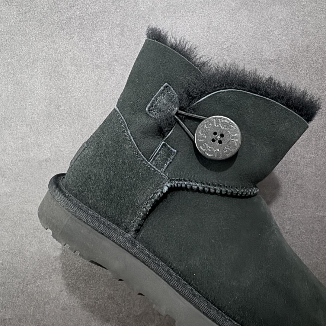图片[6]-【顶级Y版】UGG 6422 经典秋冬羊皮毛一体雪地靴 木扣黑色 桑坡大厂直供 拒绝高利润 区别杀猪版本 隆丰A级澳洲进口羊皮毛一体 完全遵循ZP工艺流程 代工厂原厂版师 秉承无原鞋不开发选择 注重每一处细节 市面最正版型 TREADLITE\”轻翼\”科技外底 轻便/耐用/柔韧/桩型 翻毛皮鞋面 细腻亲肤再生聚酯纤维滚边 舒适易打理 保暖性佳 UGG plush™ 里衬和内底 茸软亲肤 舒适暖足 经典鞋型搭配轻盈厚底 稳稳拿捏秋冬出街时髦造型 Treadlite by UGG 轻翼大底 轻盈缓震 为双足减负 舒适轻便 助你轻松畅玩整天 尺码：35 36 37 38 39 40-选品中心