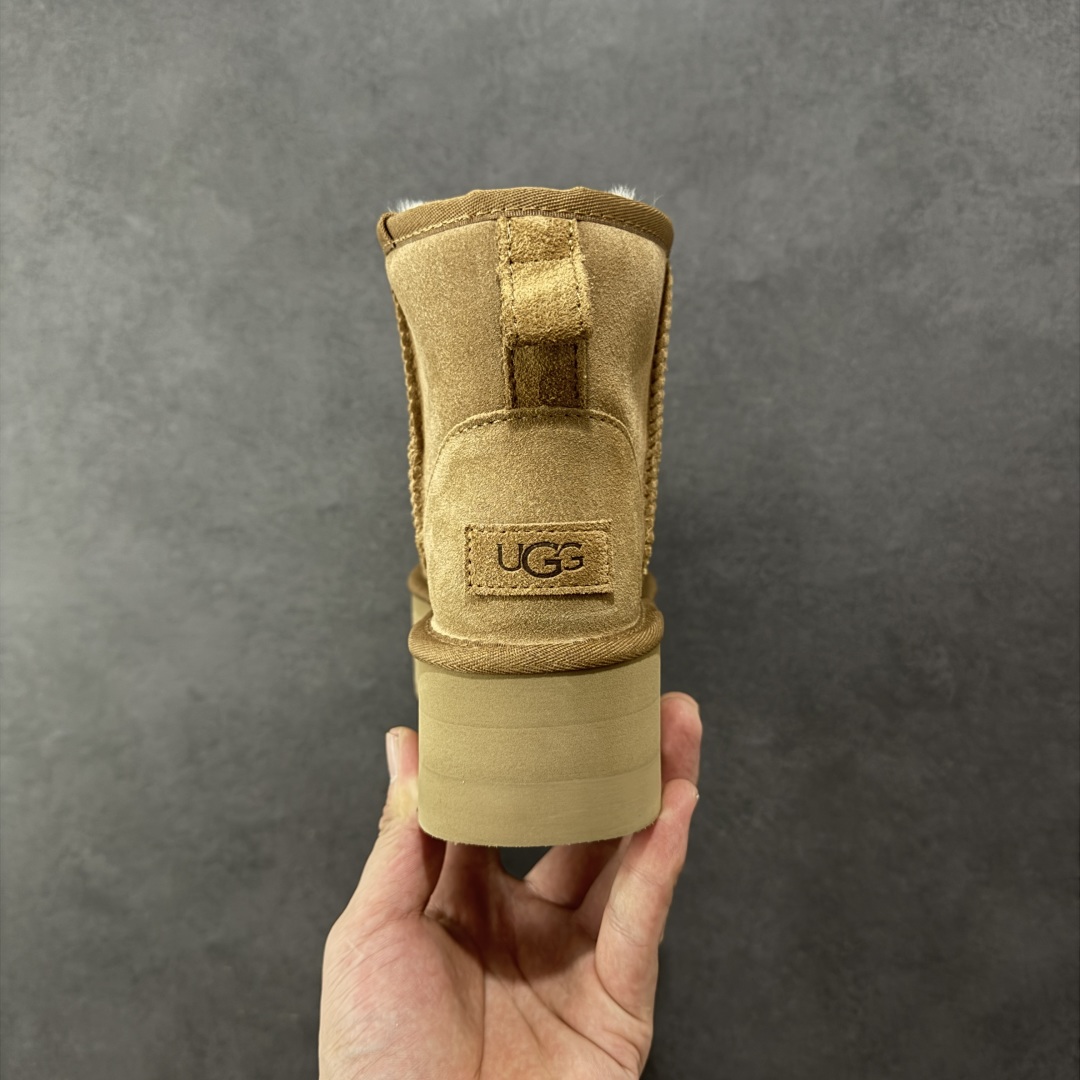图片[4]-【顶级Y版】UGG 4491 经典秋冬羊皮毛一体雪地靴 短筒5cm 桑坡大厂直供 拒绝高利润 区别杀猪版本 隆丰A级澳洲进口羊皮毛一体 完全遵循ZP工艺流程 代工厂原厂版师 秉承无原鞋不开发选择 注重每一处细节 市面最正版型 TREADLITE\”轻翼\”科技外底 轻便/耐用/柔韧/桩型 翻毛皮鞋面 细腻亲肤再生聚酯纤维滚边 舒适易打理 保暖性佳 UGG plush™ 里衬和内底 茸软亲肤 舒适暖足 经典鞋型搭配轻盈厚底 稳稳拿捏秋冬出街时髦造型 Treadlite by UGG 轻翼大底 轻盈缓震 为双足减负 舒适轻便 助你轻松畅玩整天 尺码：35 36 37 38 39 40-选品中心
