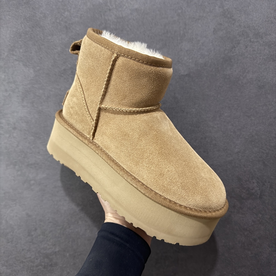 图片[3]-【顶级Y版】UGG 4491 经典秋冬羊皮毛一体雪地靴 短筒5cm 桑坡大厂直供 拒绝高利润 区别杀猪版本 隆丰A级澳洲进口羊皮毛一体 完全遵循ZP工艺流程 代工厂原厂版师 秉承无原鞋不开发选择 注重每一处细节 市面最正版型 TREADLITE\”轻翼\”科技外底 轻便/耐用/柔韧/桩型 翻毛皮鞋面 细腻亲肤再生聚酯纤维滚边 舒适易打理 保暖性佳 UGG plush™ 里衬和内底 茸软亲肤 舒适暖足 经典鞋型搭配轻盈厚底 稳稳拿捏秋冬出街时髦造型 Treadlite by UGG 轻翼大底 轻盈缓震 为双足减负 舒适轻便 助你轻松畅玩整天 尺码：35 36 37 38 39 40-选品中心