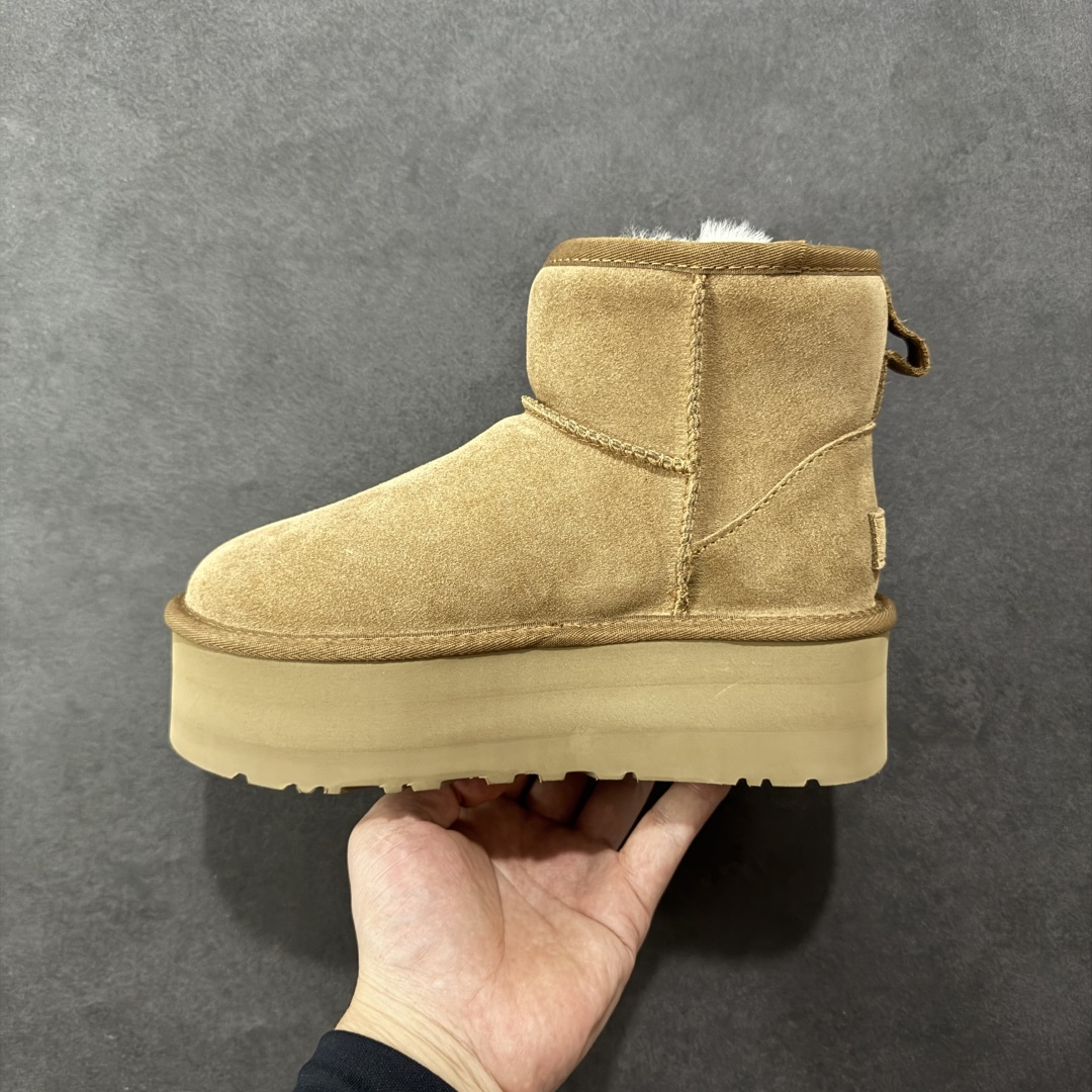 图片[2]-【顶级Y版】UGG 4491 经典秋冬羊皮毛一体雪地靴 短筒5cm 桑坡大厂直供 拒绝高利润 区别杀猪版本 隆丰A级澳洲进口羊皮毛一体 完全遵循ZP工艺流程 代工厂原厂版师 秉承无原鞋不开发选择 注重每一处细节 市面最正版型 TREADLITE\”轻翼\”科技外底 轻便/耐用/柔韧/桩型 翻毛皮鞋面 细腻亲肤再生聚酯纤维滚边 舒适易打理 保暖性佳 UGG plush™ 里衬和内底 茸软亲肤 舒适暖足 经典鞋型搭配轻盈厚底 稳稳拿捏秋冬出街时髦造型 Treadlite by UGG 轻翼大底 轻盈缓震 为双足减负 舒适轻便 助你轻松畅玩整天 尺码：35 36 37 38 39 40-选品中心