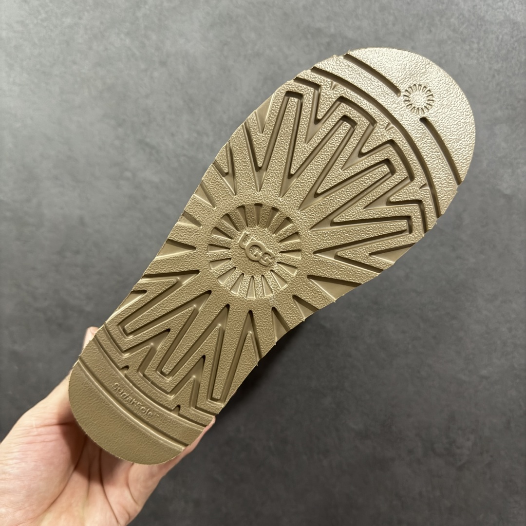 图片[9]-【顶级Y版】UGG 4491 经典秋冬羊皮毛一体雪地靴 短筒5cm 桑坡大厂直供 拒绝高利润 区别杀猪版本 隆丰A级澳洲进口羊皮毛一体 完全遵循ZP工艺流程 代工厂原厂版师 秉承无原鞋不开发选择 注重每一处细节 市面最正版型 TREADLITE\”轻翼\”科技外底 轻便/耐用/柔韧/桩型 翻毛皮鞋面 细腻亲肤再生聚酯纤维滚边 舒适易打理 保暖性佳 UGG plush™ 里衬和内底 茸软亲肤 舒适暖足 经典鞋型搭配轻盈厚底 稳稳拿捏秋冬出街时髦造型 Treadlite by UGG 轻翼大底 轻盈缓震 为双足减负 舒适轻便 助你轻松畅玩整天 尺码：35 36 37 38 39 40-选品中心