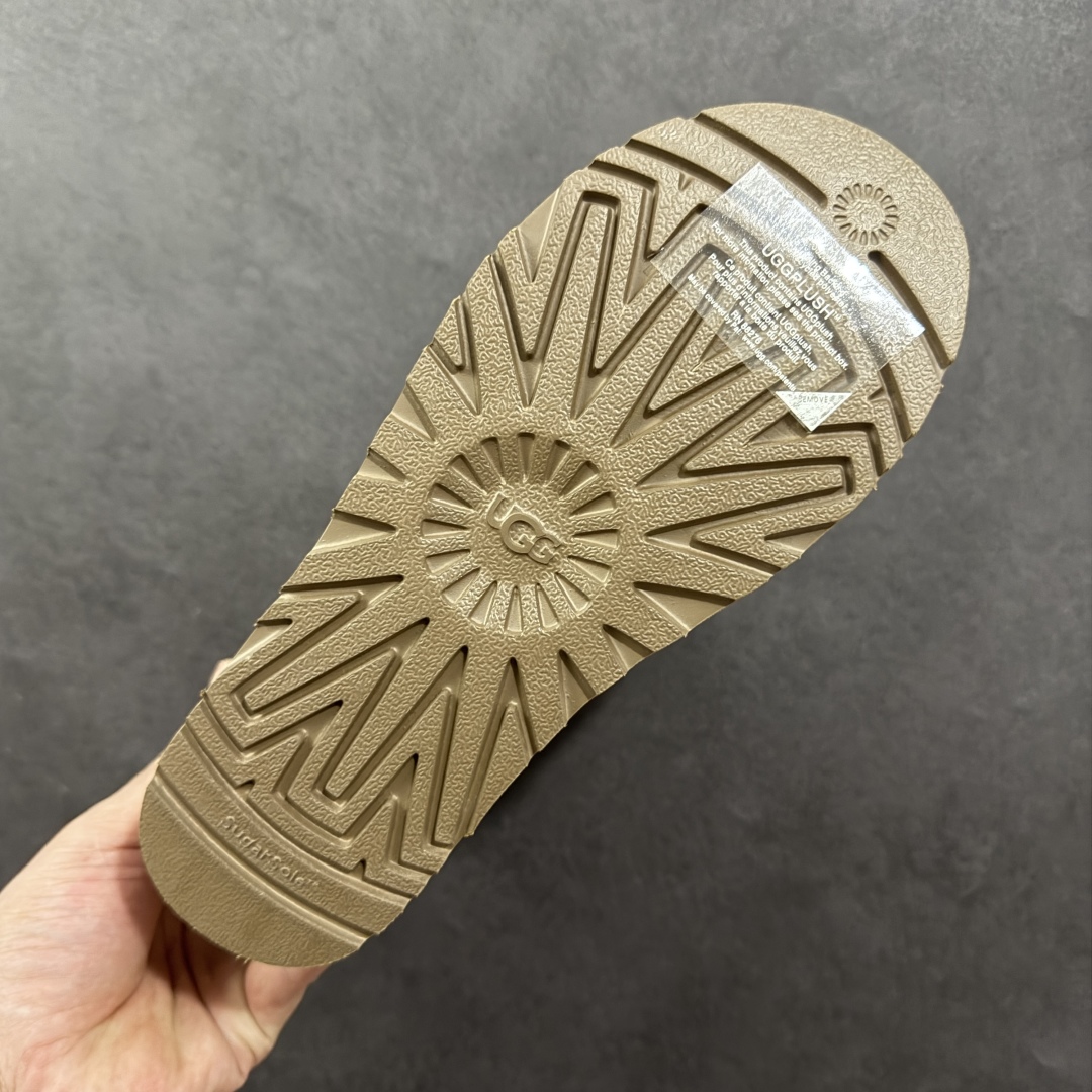 图片[9]-【顶级Y版】UGG 4491 经典秋冬羊皮毛一体雪地靴 短筒3cm 桑坡大厂直供 拒绝高利润 区别杀猪版本 隆丰A级澳洲进口羊皮毛一体 完全遵循ZP工艺流程 代工厂原厂版师 秉承无原鞋不开发选择 注重每一处细节 市面最正版型 TREADLITE\”轻翼\”科技外底 轻便/耐用/柔韧/桩型 翻毛皮鞋面 细腻亲肤再生聚酯纤维滚边 舒适易打理 保暖性佳 UGG plush™ 里衬和内底 茸软亲肤 舒适暖足 经典鞋型搭配轻盈厚底 稳稳拿捏秋冬出街时髦造型 Treadlite by UGG 轻翼大底 轻盈缓震 为双足减负 舒适轻便 助你轻松畅玩整天 尺码：35 36 37 38 39 40-选品中心