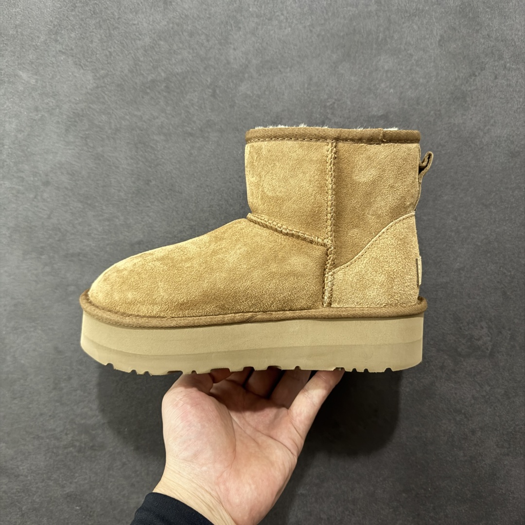 图片[2]-【顶级Y版】UGG 4491 经典秋冬羊皮毛一体雪地靴 短筒3cm 桑坡大厂直供 拒绝高利润 区别杀猪版本 隆丰A级澳洲进口羊皮毛一体 完全遵循ZP工艺流程 代工厂原厂版师 秉承无原鞋不开发选择 注重每一处细节 市面最正版型 TREADLITE\”轻翼\”科技外底 轻便/耐用/柔韧/桩型 翻毛皮鞋面 细腻亲肤再生聚酯纤维滚边 舒适易打理 保暖性佳 UGG plush™ 里衬和内底 茸软亲肤 舒适暖足 经典鞋型搭配轻盈厚底 稳稳拿捏秋冬出街时髦造型 Treadlite by UGG 轻翼大底 轻盈缓震 为双足减负 舒适轻便 助你轻松畅玩整天 尺码：35 36 37 38 39 40-选品中心
