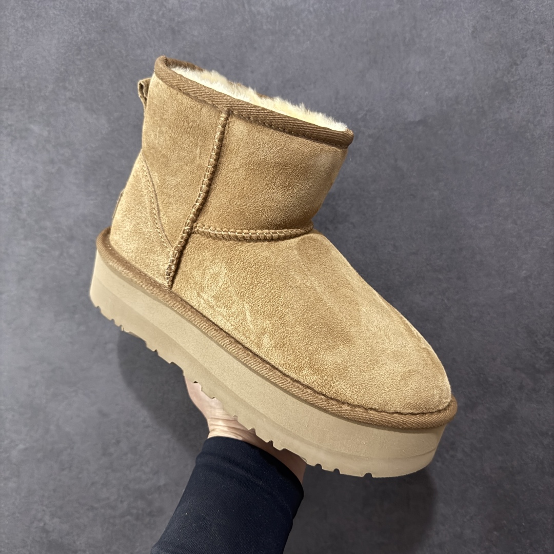 图片[3]-【顶级Y版】UGG 4491 经典秋冬羊皮毛一体雪地靴 短筒3cm 桑坡大厂直供 拒绝高利润 区别杀猪版本 隆丰A级澳洲进口羊皮毛一体 完全遵循ZP工艺流程 代工厂原厂版师 秉承无原鞋不开发选择 注重每一处细节 市面最正版型 TREADLITE\”轻翼\”科技外底 轻便/耐用/柔韧/桩型 翻毛皮鞋面 细腻亲肤再生聚酯纤维滚边 舒适易打理 保暖性佳 UGG plush™ 里衬和内底 茸软亲肤 舒适暖足 经典鞋型搭配轻盈厚底 稳稳拿捏秋冬出街时髦造型 Treadlite by UGG 轻翼大底 轻盈缓震 为双足减负 舒适轻便 助你轻松畅玩整天 尺码：35 36 37 38 39 40-选品中心