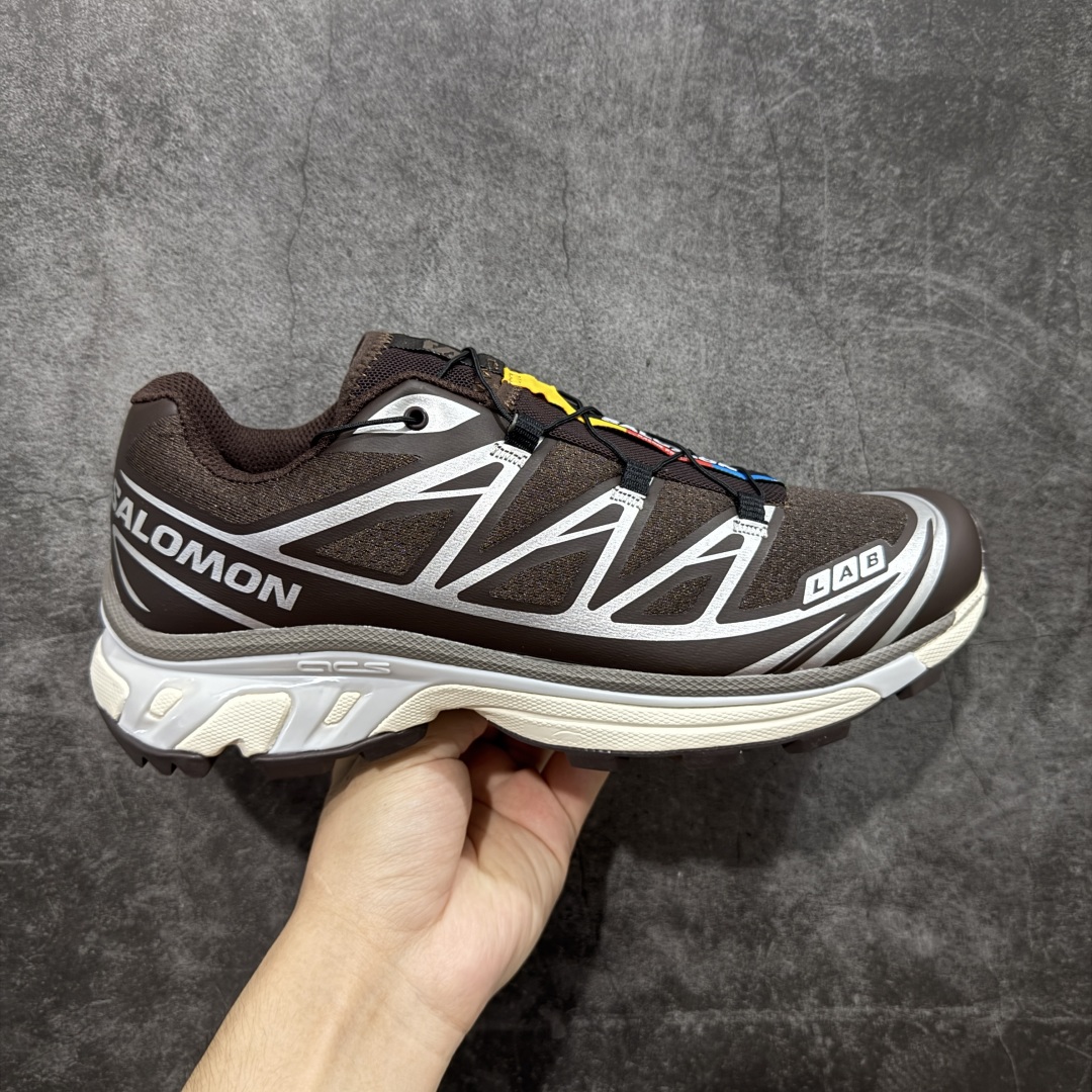 【绿X版】 Salomon XT-6 萨洛蒙复古潮流户 咖啡色 476904 外机能登山跑鞋 纯原外贸平台特供订单 耗时半年巨作 全套原纸板楦头开发 原厂特供网布配套加持 确保原汁原味 完美呈现版型 原档数据独家私模五层组合大底 男女鞋同步官方开发至46.5 原装Ortholite轻量化鞋垫 中底布带钢印编号 原厂TPU锁扣 进口港宝加持 后跟自然饱满 还原公司包裹性 鞋面以“锯齿”状的包裹系统呈现 在基色底之下加入了各种色点缀 将公司的最新技术和时尚前卫的造型融入耐用的长跑款式中 鞋面由 TPU 薄膜制成 并焊接在高耐磨网眼上 使其既时尚又坚固 由 ACS底盘支撑 可增强稳定性和支撑力 以及由橡胶凸耳 Contragrip外底覆盖的 EVA 缓冲中底 旨在应对崎岖的地形 鞋舌上的彩色Salomon 标签、Quicklace 系统以及鞋头、鞋舌和鞋跟上的附加品牌使细节更加完美 让穿着者可以轻松驾驭户外与通勤下的任何运动生活场景 无缝鞋身户外随意纵横 颜值与脚感兼备 出街通勤 绝对非常吸睛 你值得拥有 尺码:36 36.5 37.5 38 38.5 39 40 40.5 41 42 42.5 43 44 44.5 45 46 46.5-选品中心