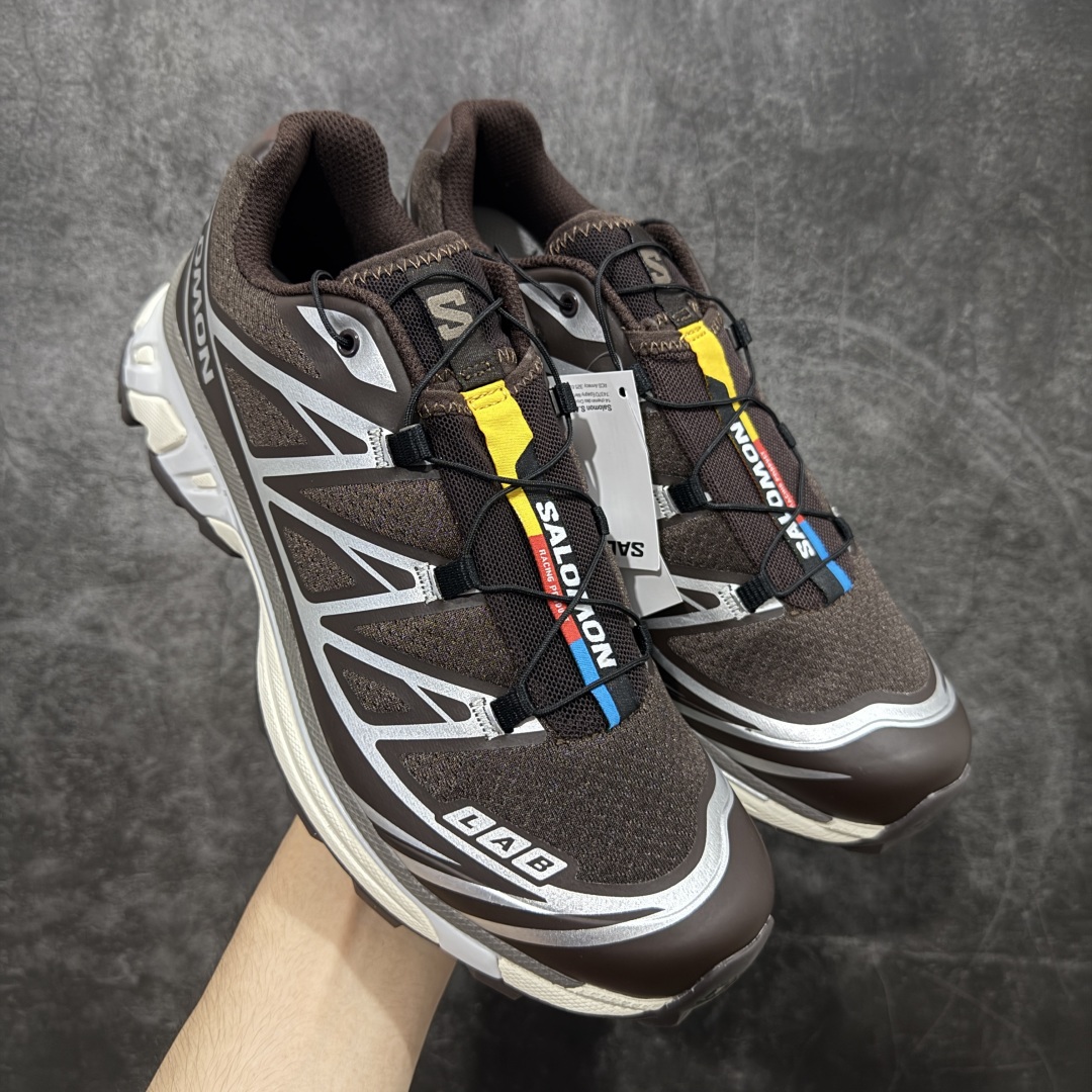 【绿X版】 Salomon XT-6 萨洛蒙复古潮流户 咖啡色 476904 外机能登山跑鞋 纯原外贸平台特供订单 耗时半年巨作 全套原纸板楦头开发 原厂特供网布配套加持 确保原汁原味 完美呈现版型 原档数据独家私模五层组合大底 男女鞋同步官方开发至46.5 原装Ortholite轻量化鞋垫 中底布带钢印编号 原厂TPU锁扣 进口港宝加持 后跟自然饱满 还原公司包裹性 鞋面以“锯齿”状的包裹系统呈现 在基色底之下加入了各种色点缀 将公司的最新技术和时尚前卫的造型融入耐用的长跑款式中 鞋面由 TPU 薄膜制成 并焊接在高耐磨网眼上 使其既时尚又坚固 由 ACS底盘支撑 可增强稳定性和支撑力 以及由橡胶凸耳 Contragrip外底覆盖的 EVA 缓冲中底 旨在应对崎岖的地形 鞋舌上的彩色Salomon 标签、Quicklace 系统以及鞋头、鞋舌和鞋跟上的附加品牌使细节更加完美 让穿着者可以轻松驾驭户外与通勤下的任何运动生活场景 无缝鞋身户外随意纵横 颜值与脚感兼备 出街通勤 绝对非常吸睛 你值得拥有 尺码:36 36.5 37.5 38 38.5 39 40 40.5 41 42 42.5 43 44 44.5 45 46 46.5-选品中心