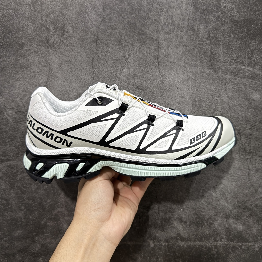 【S版纯原】SALOMON XT-6 GTX 萨洛蒙潮流越野机能户外功能鞋 哈士奇 413173 全新版本出货 好货不怕晚 品质 细节 材料都是肉眼可以见! 售前售后也是其它工厂无法匹敌! 纯原外贸平台特供订单 耗时半年巨作 全套原纸板楦头开发 原厂特供网布配套加持 确保原汁原味 完美呈现版型 原档数据独家私模五层组合大底 原装Ortholite轻量化鞋垫 中底布带钢印编号 原厂TPU锁扣 进口港宝加持 后跟自然饱满 还原公司包裹性 鞋面以“锯齿”状的包裹系统呈现 在基色底之下加入了各种色点缀 将公司的最新技术和时尚前卫的造型融入耐用的长跑款式中 鞋面由 TPU 薄膜制成 并焊接在高耐磨网眼上 使其既时尚又坚固 由 ACS底盘支撑 可增强稳定性和支撑力 以及由橡胶凸耳 Contragrip外底覆盖的 EVA 缓冲中底 旨在应对崎岖的地形 鞋舌上的彩色Salomon 标签、Quicklace 系统以及鞋头、鞋舌和鞋跟上的附加品牌使细节更加完美 让穿着者可以轻松驾驭户外与通勤下的任何运动生活场景 无缝鞋身户外随意纵横 颜值与脚感兼备 出街通勤 绝对非常吸睛 你值得拥有 尺码:36 36.5 37.5 38 38.5 39 40 40.5 41 42 42.5 43 44 44.5 45-选品中心