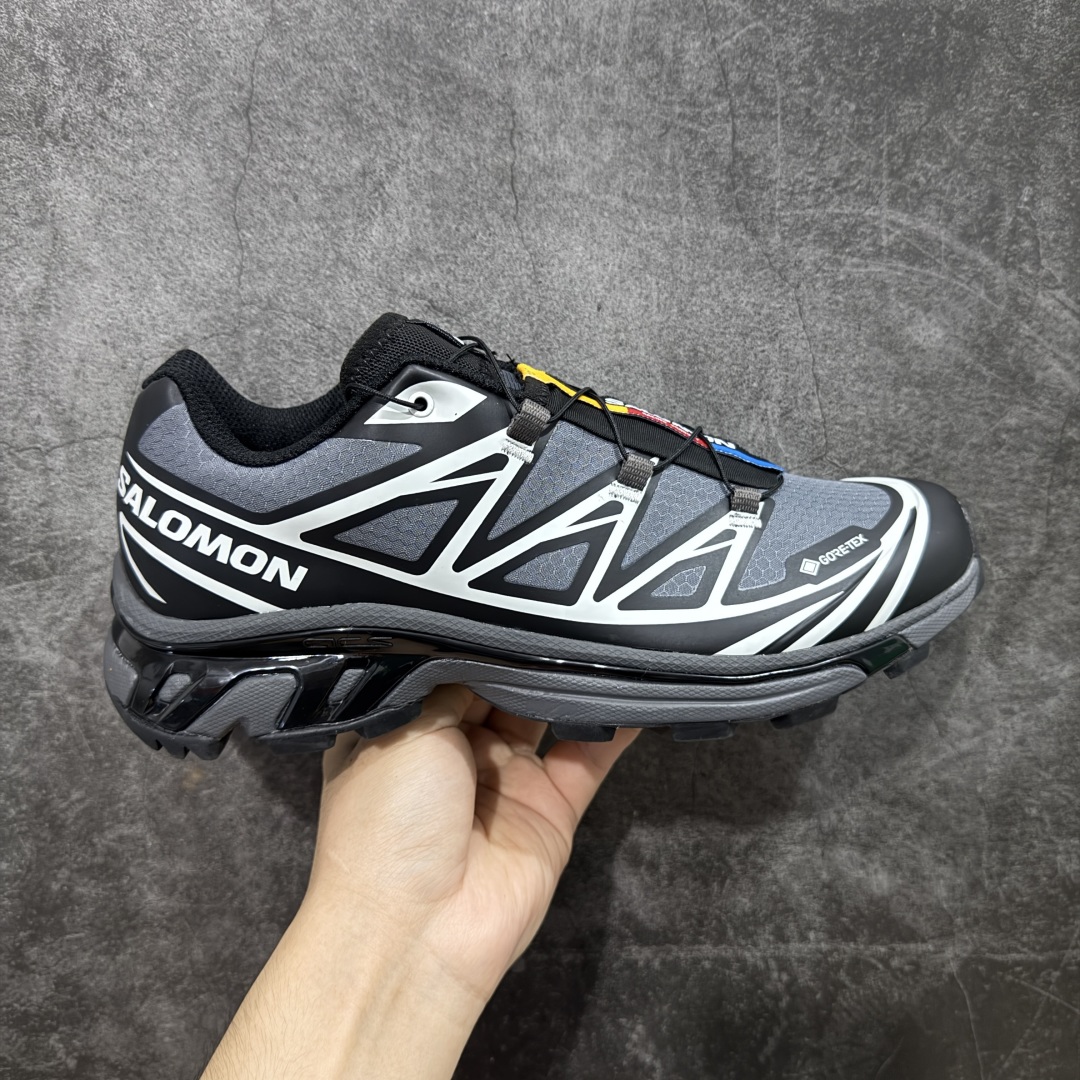 【S版纯原】SALOMON XT-6 GTX 萨洛蒙潮流越野机能户外功能鞋 黑灰防水 416635 全新版本出货 好货不怕晚 品质 细节 材料都是肉眼可以见! 售前售后也是其它工厂无法匹敌! 纯原外贸平台特供订单 耗时半年巨作 全套原纸板楦头开发 原厂特供网布配套加持 确保原汁原味 完美呈现版型 原档数据独家私模五层组合大底 原装Ortholite轻量化鞋垫 中底布带钢印编号 原厂TPU锁扣 进口港宝加持 后跟自然饱满 还原公司包裹性 鞋面以“锯齿”状的包裹系统呈现 在基色底之下加入了各种色点缀 将公司的最新技术和时尚前卫的造型融入耐用的长跑款式中 鞋面由 TPU 薄膜制成 并焊接在高耐磨网眼上 使其既时尚又坚固 由 ACS底盘支撑 可增强稳定性和支撑力 以及由橡胶凸耳 Contragrip外底覆盖的 EVA 缓冲中底 旨在应对崎岖的地形 鞋舌上的彩色Salomon 标签、Quicklace 系统以及鞋头、鞋舌和鞋跟上的附加品牌使细节更加完美 让穿着者可以轻松驾驭户外与通勤下的任何运动生活场景 无缝鞋身户外随意纵横 颜值与脚感兼备 出街通勤 绝对非常吸睛 你值得拥有 尺码:36 36.5 37.5 38 38.5 39 40 40.5 41 42 42.5 43 44 44.5 45-选品中心