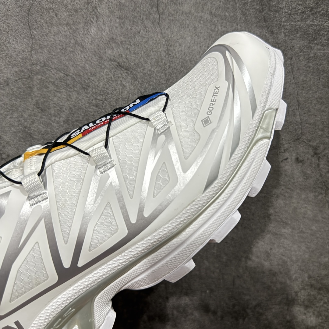 图片[6]-【S版纯原】SALOMON XT-6 GTX 萨洛蒙潮流越野机能户外功能鞋 白银防水 475811 全新版本出货 好货不怕晚 品质 细节 材料都是肉眼可以见！ 售前售后也是其它工厂无法匹敌！ 纯原外贸平台特供订单 耗时半年巨作 全套原纸板楦头开发 原厂特供网布配套加持 确保原汁原味 完美呈现版型 原档数据独家私模五层组合大底 原装Ortholite轻量化鞋垫 中底布带钢印编号 原厂TPU锁扣 进口港宝加持 后跟自然饱满 还原公司包裹性 鞋面以“锯齿”状的包裹系统呈现 在基色底之下加入了各种色点缀 将公司的最新技术和时尚前卫的造型融入耐用的长跑款式中 鞋面由 TPU 薄膜制成 并焊接在高耐磨网眼上 使其既时尚又坚固 由 ACS底盘支撑 可增强稳定性和支撑力 以及由橡胶凸耳 Contragrip外底覆盖的 EVA 缓冲中底 旨在应对崎岖的地形 鞋舌上的彩色Salomon 标签、Quicklace 系统以及鞋头、鞋舌和鞋跟上的附加品牌使细节更加完美 让穿着者可以轻松驾驭户外与通勤下的任何运动生活场景 无缝鞋身户外随意纵横 颜值与脚感兼备 出街通勤 绝对非常吸睛 你值得拥有 尺码：36 36.5 37.5 38 38.5 39 40 40.5 41 42 42.5 43 44 44.5 45-选品中心