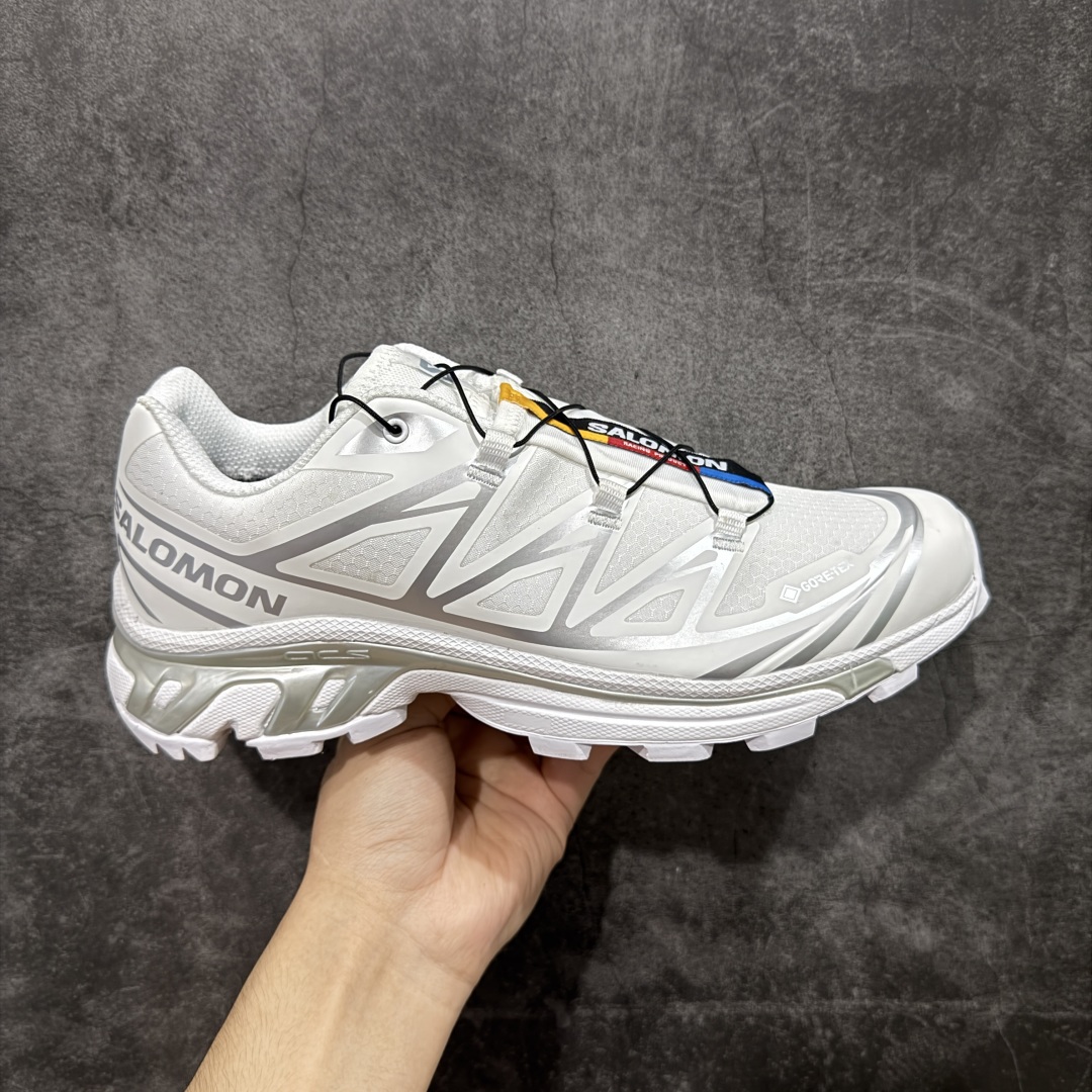 【S版纯原】SALOMON XT-6 GTX 萨洛蒙潮流越野机能户外功能鞋 白银防水 475811 全新版本出货 好货不怕晚 品质 细节 材料都是肉眼可以见! 售前售后也是其它工厂无法匹敌! 纯原外贸平台特供订单 耗时半年巨作 全套原纸板楦头开发 原厂特供网布配套加持 确保原汁原味 完美呈现版型 原档数据独家私模五层组合大底 原装Ortholite轻量化鞋垫 中底布带钢印编号 原厂TPU锁扣 进口港宝加持 后跟自然饱满 还原公司包裹性 鞋面以“锯齿”状的包裹系统呈现 在基色底之下加入了各种色点缀 将公司的最新技术和时尚前卫的造型融入耐用的长跑款式中 鞋面由 TPU 薄膜制成 并焊接在高耐磨网眼上 使其既时尚又坚固 由 ACS底盘支撑 可增强稳定性和支撑力 以及由橡胶凸耳 Contragrip外底覆盖的 EVA 缓冲中底 旨在应对崎岖的地形 鞋舌上的彩色Salomon 标签、Quicklace 系统以及鞋头、鞋舌和鞋跟上的附加品牌使细节更加完美 让穿着者可以轻松驾驭户外与通勤下的任何运动生活场景 无缝鞋身户外随意纵横 颜值与脚感兼备 出街通勤 绝对非常吸睛 你值得拥有 尺码:36 36.5 37.5 38 38.5 39 40 40.5 41 42 42.5 43 44 44.5 45-选品中心