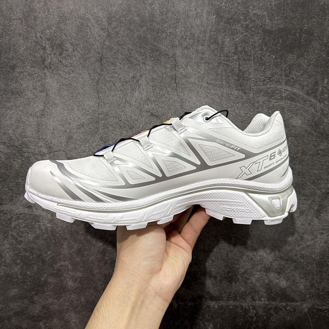图片[2]-【S版纯原】SALOMON XT-6 GTX 萨洛蒙潮流越野机能户外功能鞋 白银防水 475811 全新版本出货 好货不怕晚 品质 细节 材料都是肉眼可以见！ 售前售后也是其它工厂无法匹敌！ 纯原外贸平台特供订单 耗时半年巨作 全套原纸板楦头开发 原厂特供网布配套加持 确保原汁原味 完美呈现版型 原档数据独家私模五层组合大底 原装Ortholite轻量化鞋垫 中底布带钢印编号 原厂TPU锁扣 进口港宝加持 后跟自然饱满 还原公司包裹性 鞋面以“锯齿”状的包裹系统呈现 在基色底之下加入了各种色点缀 将公司的最新技术和时尚前卫的造型融入耐用的长跑款式中 鞋面由 TPU 薄膜制成 并焊接在高耐磨网眼上 使其既时尚又坚固 由 ACS底盘支撑 可增强稳定性和支撑力 以及由橡胶凸耳 Contragrip外底覆盖的 EVA 缓冲中底 旨在应对崎岖的地形 鞋舌上的彩色Salomon 标签、Quicklace 系统以及鞋头、鞋舌和鞋跟上的附加品牌使细节更加完美 让穿着者可以轻松驾驭户外与通勤下的任何运动生活场景 无缝鞋身户外随意纵横 颜值与脚感兼备 出街通勤 绝对非常吸睛 你值得拥有 尺码：36 36.5 37.5 38 38.5 39 40 40.5 41 42 42.5 43 44 44.5 45-选品中心