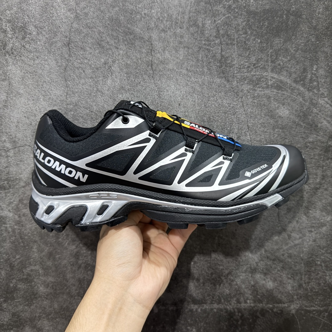 【S版纯原】SALOMON XT-6 GTX 萨洛蒙潮流越野机能户外功能鞋 黑银防水 412529 全新版本出货 好货不怕晚 品质 细节 材料都是肉眼可以见! 售前售后也是其它工厂无法匹敌! 纯原外贸平台特供订单 耗时半年巨作 全套原纸板楦头开发 原厂特供网布配套加持 确保原汁原味 完美呈现版型 原档数据独家私模五层组合大底 原装Ortholite轻量化鞋垫 中底布带钢印编号 原厂TPU锁扣 进口港宝加持 后跟自然饱满 还原公司包裹性 鞋面以“锯齿”状的包裹系统呈现 在基色底之下加入了各种色点缀 将公司的最新技术和时尚前卫的造型融入耐用的长跑款式中 鞋面由 TPU 薄膜制成 并焊接在高耐磨网眼上 使其既时尚又坚固 由 ACS底盘支撑 可增强稳定性和支撑力 以及由橡胶凸耳 Contragrip外底覆盖的 EVA 缓冲中底 旨在应对崎岖的地形 鞋舌上的彩色Salomon 标签、Quicklace 系统以及鞋头、鞋舌和鞋跟上的附加品牌使细节更加完美 让穿着者可以轻松驾驭户外与通勤下的任何运动生活场景 无缝鞋身户外随意纵横 颜值与脚感兼备 出街通勤 绝对非常吸睛 你值得拥有 尺码:36 36.5 37.5 38 38.5 39 40 40.5 41 42 42.5 43 44 44.5 45-选品中心