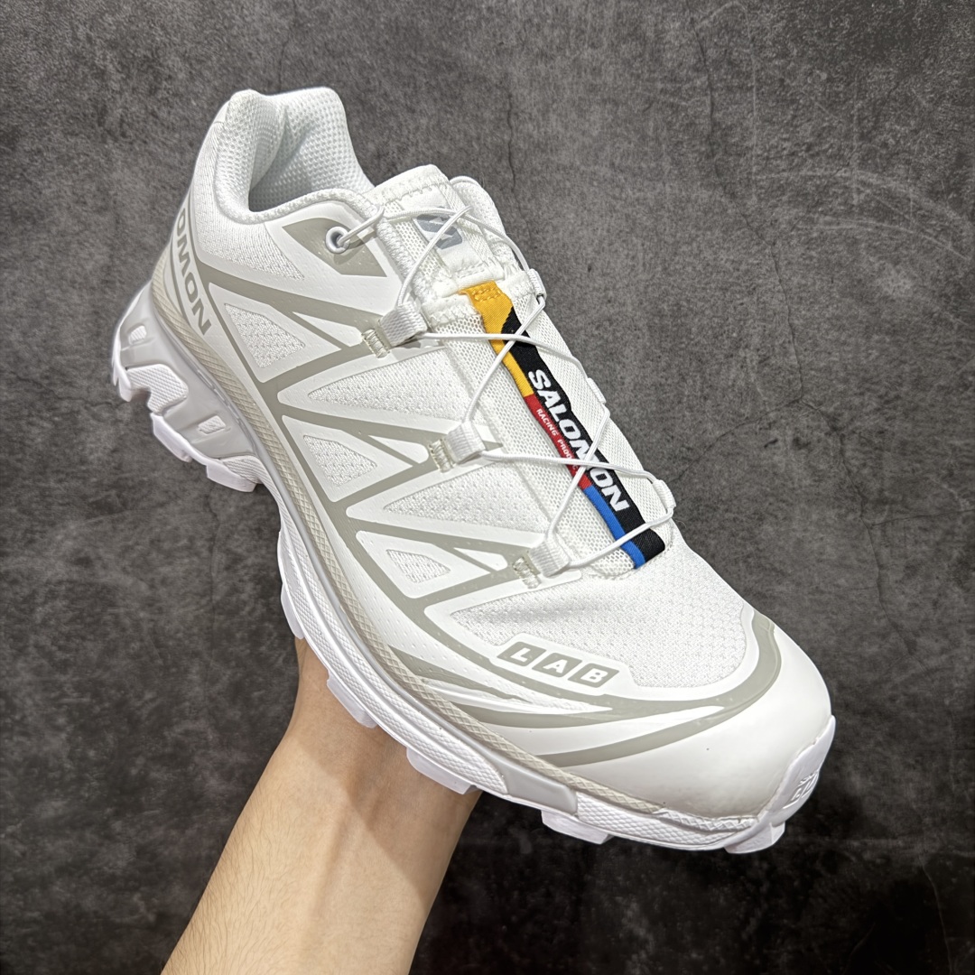 图片[3]-【S版纯原】SALOMON XT-6 萨洛蒙潮流越野机能户外功能鞋 白色412529 全新版本出货 好货不怕晚 品质 细节 材料都是肉眼可以见！ 售前售后也是其它工厂无法匹敌！ 纯原外贸平台特供订单 耗时半年巨作 全套原纸板楦头开发 原厂特供网布配套加持 确保原汁原味 完美呈现版型 原档数据独家私模五层组合大底 原装Ortholite轻量化鞋垫 中底布带钢印编号 原厂TPU锁扣 进口港宝加持 后跟自然饱满 还原公司包裹性 鞋面以“锯齿”状的包裹系统呈现 在基色底之下加入了各种色点缀 将公司的最新技术和时尚前卫的造型融入耐用的长跑款式中 鞋面由 TPU 薄膜制成 并焊接在高耐磨网眼上 使其既时尚又坚固 由 ACS底盘支撑 可增强稳定性和支撑力 以及由橡胶凸耳 Contragrip外底覆盖的 EVA 缓冲中底 旨在应对崎岖的地形 鞋舌上的彩色Salomon 标签、Quicklace 系统以及鞋头、鞋舌和鞋跟上的附加品牌使细节更加完美 让穿着者可以轻松驾驭户外与通勤下的任何运动生活场景 无缝鞋身户外随意纵横 颜值与脚感兼备 出街通勤 绝对非常吸睛 你值得拥有 尺码：36 36.5 37.5 38 38.5 39 40 40.5 41 42 42.5 43 44 44.5 45-选品中心
