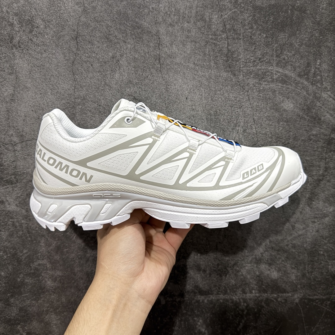 【S版纯原】SALOMON XT-6 萨洛蒙潮流越野机能户外功能鞋 白色412529 全新版本出货 好货不怕晚 品质 细节 材料都是肉眼可以见! 售前售后也是其它工厂无法匹敌! 纯原外贸平台特供订单 耗时半年巨作 全套原纸板楦头开发 原厂特供网布配套加持 确保原汁原味 完美呈现版型 原档数据独家私模五层组合大底 原装Ortholite轻量化鞋垫 中底布带钢印编号 原厂TPU锁扣 进口港宝加持 后跟自然饱满 还原公司包裹性 鞋面以“锯齿”状的包裹系统呈现 在基色底之下加入了各种色点缀 将公司的最新技术和时尚前卫的造型融入耐用的长跑款式中 鞋面由 TPU 薄膜制成 并焊接在高耐磨网眼上 使其既时尚又坚固 由 ACS底盘支撑 可增强稳定性和支撑力 以及由橡胶凸耳 Contragrip外底覆盖的 EVA 缓冲中底 旨在应对崎岖的地形 鞋舌上的彩色Salomon 标签、Quicklace 系统以及鞋头、鞋舌和鞋跟上的附加品牌使细节更加完美 让穿着者可以轻松驾驭户外与通勤下的任何运动生活场景 无缝鞋身户外随意纵横 颜值与脚感兼备 出街通勤 绝对非常吸睛 你值得拥有 尺码:36 36.5 37.5 38 38.5 39 40 40.5 41 42 42.5 43 44 44.5 45-选品中心
