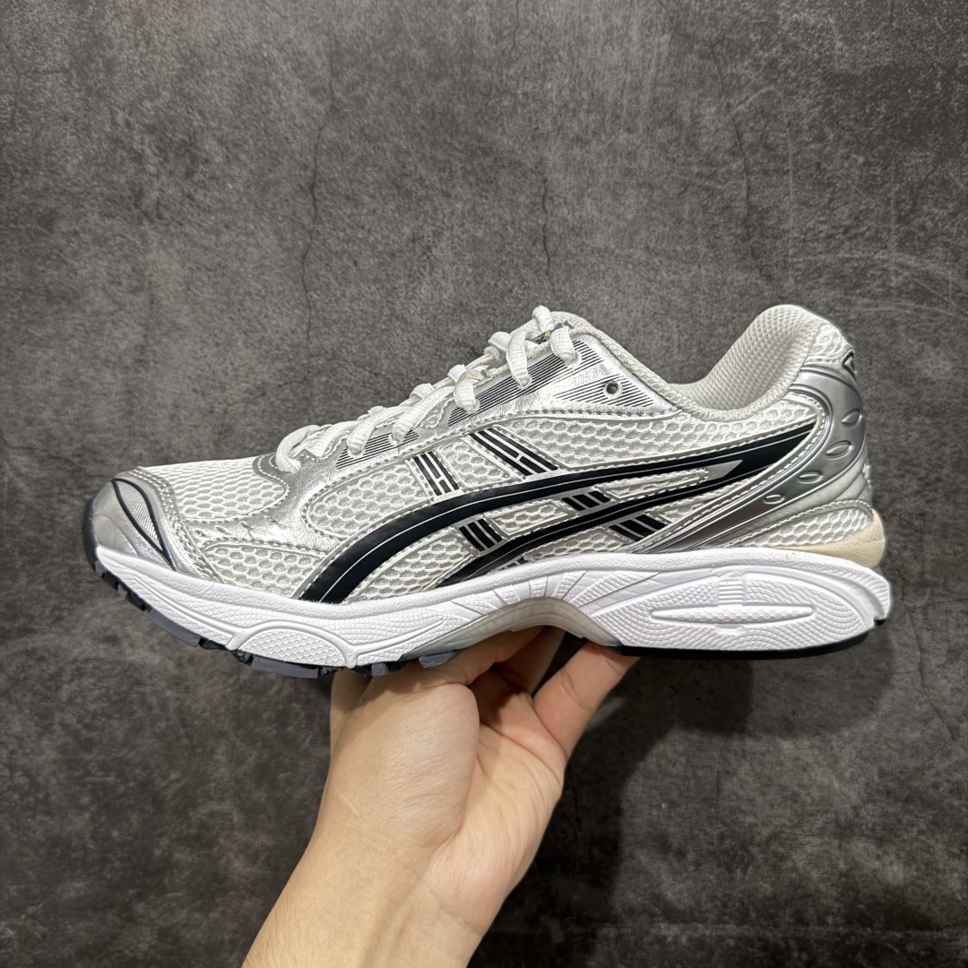 图片[2]-【总裁版】 JJJJound x ASICS GEL-KAYANO 14 亚瑟士系列轻量缓震休闲运动跑步鞋 市场天花板品质 鞋型细节秒杀市场流通版本 知名大厂出品 原版开发 细节完美把控 独家私模五层组合大底 原厂定制缓震硅胶加持 原盒原配 官方四联吊牌 一比一同步原鞋工艺和用料 后跟一样采用了GEL缓震胶 整体系列设计非常的科技感！ 锻炼跑步的同时让你一样时尚百搭！ 设计师 Hidenori Yamashita 以「Flash」一词为灵感，创造出未来感金属色鞋面，改造升级内在性能，由内而外全面革新，为 GEL-KAYANO 家族传承及经典跑鞋文化的延续，创下里程碑式作品。ASICS GEL – KAYANO 14 跑鞋重新诠释了复古的跑步形状，并以其 2000 年代后期的美学理念重新铺装，银色与蓝色的鞋面极为高档.网面铺陈与鞋面、鞋头多处细节位增添了透气性。ASICS GEL – KAYANO 14的鞋后跟部中底上以及多密度耐磨鞋底增加了 GEL 缓震胶，提供高抗冲击性、缓冲性、可保护脚部免受地面冲击的影响，穿着舒适性十足「入手同款」 尺码：36 37 37.5 38 39 39.5 40.5 41.5 42 42.5 43.5 44 45 46-选品中心