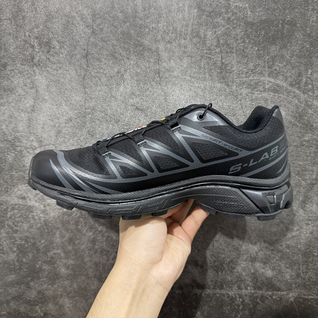 图片[2]-【S版纯原】SALOMON XT-6 萨洛蒙潮流越野机能户外功能鞋 黑色 410866 全新版本出货 好货不怕晚 品质 细节 材料都是肉眼可以见！ 售前售后也是其它工厂无法匹敌！ 纯原外贸平台特供订单 耗时半年巨作 全套原纸板楦头开发 原厂特供网布配套加持 确保原汁原味 完美呈现版型 原档数据独家私模五层组合大底 原装Ortholite轻量化鞋垫 中底布带钢印编号 原厂TPU锁扣 进口港宝加持 后跟自然饱满 还原公司包裹性 鞋面以“锯齿”状的包裹系统呈现 在基色底之下加入了各种色点缀 将公司的最新技术和时尚前卫的造型融入耐用的长跑款式中 鞋面由 TPU 薄膜制成 并焊接在高耐磨网眼上 使其既时尚又坚固 由 ACS底盘支撑 可增强稳定性和支撑力 以及由橡胶凸耳 Contragrip外底覆盖的 EVA 缓冲中底 旨在应对崎岖的地形 鞋舌上的彩色Salomon 标签、Quicklace 系统以及鞋头、鞋舌和鞋跟上的附加品牌使细节更加完美 让穿着者可以轻松驾驭户外与通勤下的任何运动生活场景 无缝鞋身户外随意纵横 颜值与脚感兼备 出街通勤 绝对非常吸睛 你值得拥有 尺码：36 36.5 37.5 38 38.5 39 40 40.5 41 42 42.5 43 44 44.5 45-选品中心