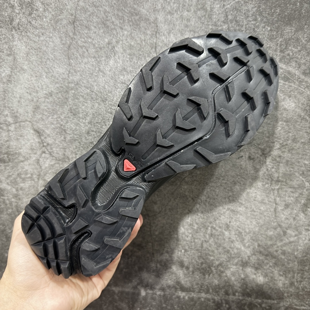 图片[9]-【S版纯原】SALOMON XT-6 萨洛蒙潮流越野机能户外功能鞋 黑色 410866 全新版本出货 好货不怕晚 品质 细节 材料都是肉眼可以见！ 售前售后也是其它工厂无法匹敌！ 纯原外贸平台特供订单 耗时半年巨作 全套原纸板楦头开发 原厂特供网布配套加持 确保原汁原味 完美呈现版型 原档数据独家私模五层组合大底 原装Ortholite轻量化鞋垫 中底布带钢印编号 原厂TPU锁扣 进口港宝加持 后跟自然饱满 还原公司包裹性 鞋面以“锯齿”状的包裹系统呈现 在基色底之下加入了各种色点缀 将公司的最新技术和时尚前卫的造型融入耐用的长跑款式中 鞋面由 TPU 薄膜制成 并焊接在高耐磨网眼上 使其既时尚又坚固 由 ACS底盘支撑 可增强稳定性和支撑力 以及由橡胶凸耳 Contragrip外底覆盖的 EVA 缓冲中底 旨在应对崎岖的地形 鞋舌上的彩色Salomon 标签、Quicklace 系统以及鞋头、鞋舌和鞋跟上的附加品牌使细节更加完美 让穿着者可以轻松驾驭户外与通勤下的任何运动生活场景 无缝鞋身户外随意纵横 颜值与脚感兼备 出街通勤 绝对非常吸睛 你值得拥有 尺码：36 36.5 37.5 38 38.5 39 40 40.5 41 42 42.5 43 44 44.5 45-选品中心