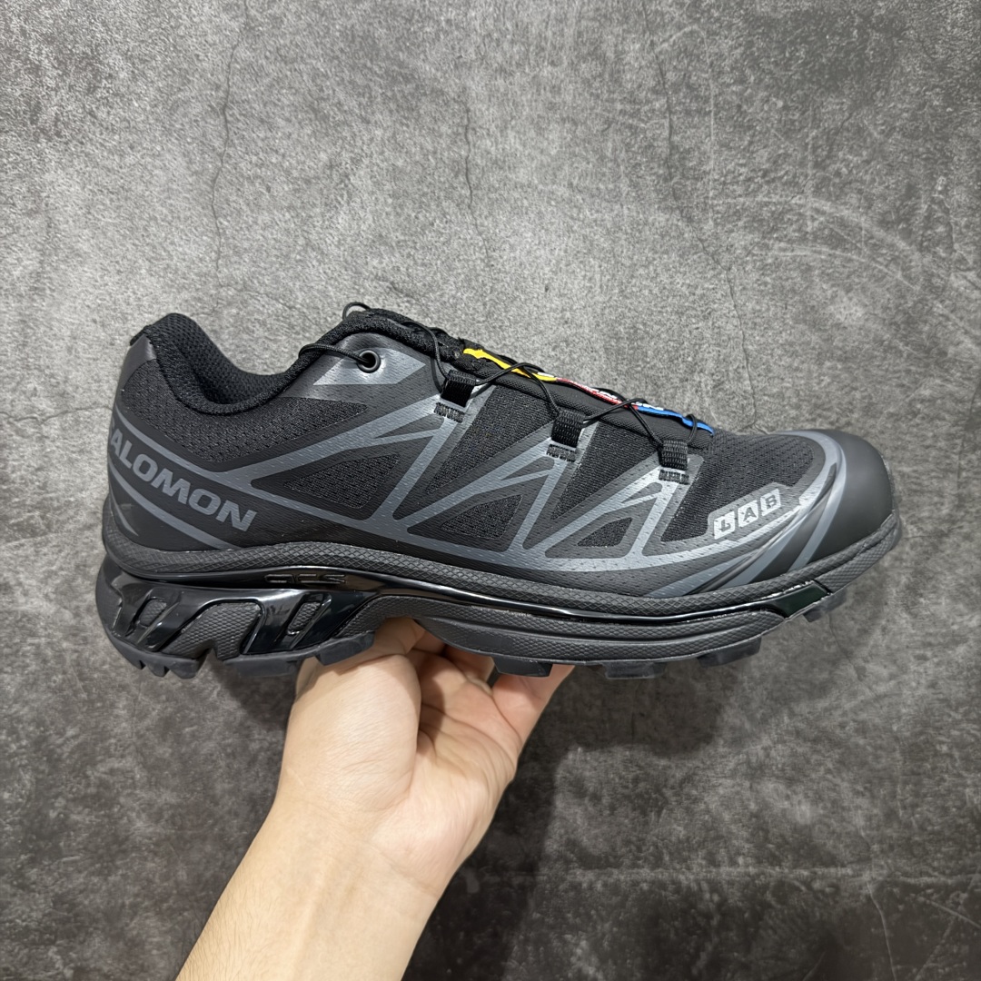 【S版纯原】SALOMON XT-6 萨洛蒙潮流越野机能户外功能鞋 黑色 410866 全新版本出货 好货不怕晚 品质 细节 材料都是肉眼可以见! 售前售后也是其它工厂无法匹敌! 纯原外贸平台特供订单 耗时半年巨作 全套原纸板楦头开发 原厂特供网布配套加持 确保原汁原味 完美呈现版型 原档数据独家私模五层组合大底 原装Ortholite轻量化鞋垫 中底布带钢印编号 原厂TPU锁扣 进口港宝加持 后跟自然饱满 还原公司包裹性 鞋面以“锯齿”状的包裹系统呈现 在基色底之下加入了各种色点缀 将公司的最新技术和时尚前卫的造型融入耐用的长跑款式中 鞋面由 TPU 薄膜制成 并焊接在高耐磨网眼上 使其既时尚又坚固 由 ACS底盘支撑 可增强稳定性和支撑力 以及由橡胶凸耳 Contragrip外底覆盖的 EVA 缓冲中底 旨在应对崎岖的地形 鞋舌上的彩色Salomon 标签、Quicklace 系统以及鞋头、鞋舌和鞋跟上的附加品牌使细节更加完美 让穿着者可以轻松驾驭户外与通勤下的任何运动生活场景 无缝鞋身户外随意纵横 颜值与脚感兼备 出街通勤 绝对非常吸睛 你值得拥有 尺码:36 36.5 37.5 38 38.5 39 40 40.5 41 42 42.5 43 44 44.5 45-选品中心