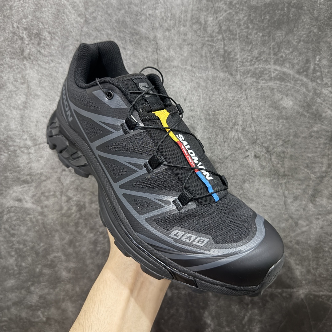 图片[3]-【S版纯原】SALOMON XT-6 萨洛蒙潮流越野机能户外功能鞋 黑色 410866 全新版本出货 好货不怕晚 品质 细节 材料都是肉眼可以见！ 售前售后也是其它工厂无法匹敌！ 纯原外贸平台特供订单 耗时半年巨作 全套原纸板楦头开发 原厂特供网布配套加持 确保原汁原味 完美呈现版型 原档数据独家私模五层组合大底 原装Ortholite轻量化鞋垫 中底布带钢印编号 原厂TPU锁扣 进口港宝加持 后跟自然饱满 还原公司包裹性 鞋面以“锯齿”状的包裹系统呈现 在基色底之下加入了各种色点缀 将公司的最新技术和时尚前卫的造型融入耐用的长跑款式中 鞋面由 TPU 薄膜制成 并焊接在高耐磨网眼上 使其既时尚又坚固 由 ACS底盘支撑 可增强稳定性和支撑力 以及由橡胶凸耳 Contragrip外底覆盖的 EVA 缓冲中底 旨在应对崎岖的地形 鞋舌上的彩色Salomon 标签、Quicklace 系统以及鞋头、鞋舌和鞋跟上的附加品牌使细节更加完美 让穿着者可以轻松驾驭户外与通勤下的任何运动生活场景 无缝鞋身户外随意纵横 颜值与脚感兼备 出街通勤 绝对非常吸睛 你值得拥有 尺码：36 36.5 37.5 38 38.5 39 40 40.5 41 42 42.5 43 44 44.5 45-选品中心