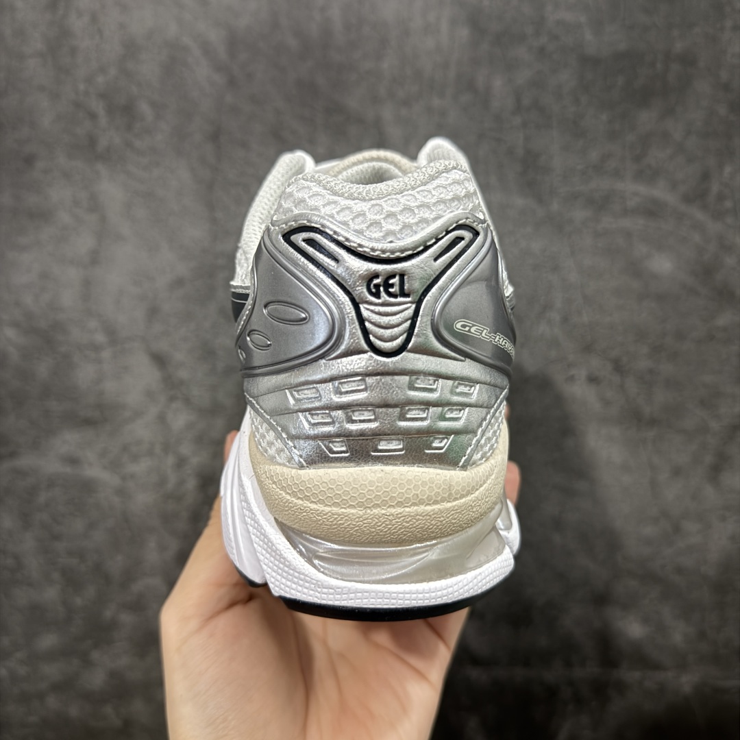 图片[4]-【总裁版】 JJJJound x ASICS GEL-KAYANO 14 亚瑟士系列轻量缓震休闲运动跑步鞋 市场天花板品质 鞋型细节秒杀市场流通版本 知名大厂出品 原版开发 细节完美把控 独家私模五层组合大底 原厂定制缓震硅胶加持 原盒原配 官方四联吊牌 一比一同步原鞋工艺和用料 后跟一样采用了GEL缓震胶 整体系列设计非常的科技感！ 锻炼跑步的同时让你一样时尚百搭！ 设计师 Hidenori Yamashita 以「Flash」一词为灵感，创造出未来感金属色鞋面，改造升级内在性能，由内而外全面革新，为 GEL-KAYANO 家族传承及经典跑鞋文化的延续，创下里程碑式作品。ASICS GEL – KAYANO 14 跑鞋重新诠释了复古的跑步形状，并以其 2000 年代后期的美学理念重新铺装，银色与蓝色的鞋面极为高档.网面铺陈与鞋面、鞋头多处细节位增添了透气性。ASICS GEL – KAYANO 14的鞋后跟部中底上以及多密度耐磨鞋底增加了 GEL 缓震胶，提供高抗冲击性、缓冲性、可保护脚部免受地面冲击的影响，穿着舒适性十足「入手同款」 尺码：36 37 37.5 38 39 39.5 40.5 41.5 42 42.5 43.5 44 45 46-选品中心