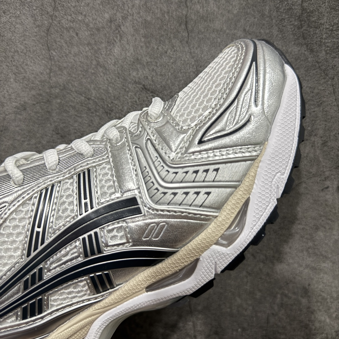 图片[6]-【总裁版】 JJJJound x ASICS GEL-KAYANO 14 亚瑟士系列轻量缓震休闲运动跑步鞋 市场天花板品质 鞋型细节秒杀市场流通版本 知名大厂出品 原版开发 细节完美把控 独家私模五层组合大底 原厂定制缓震硅胶加持 原盒原配 官方四联吊牌 一比一同步原鞋工艺和用料 后跟一样采用了GEL缓震胶 整体系列设计非常的科技感！ 锻炼跑步的同时让你一样时尚百搭！ 设计师 Hidenori Yamashita 以「Flash」一词为灵感，创造出未来感金属色鞋面，改造升级内在性能，由内而外全面革新，为 GEL-KAYANO 家族传承及经典跑鞋文化的延续，创下里程碑式作品。ASICS GEL – KAYANO 14 跑鞋重新诠释了复古的跑步形状，并以其 2000 年代后期的美学理念重新铺装，银色与蓝色的鞋面极为高档.网面铺陈与鞋面、鞋头多处细节位增添了透气性。ASICS GEL – KAYANO 14的鞋后跟部中底上以及多密度耐磨鞋底增加了 GEL 缓震胶，提供高抗冲击性、缓冲性、可保护脚部免受地面冲击的影响，穿着舒适性十足「入手同款」 尺码：36 37 37.5 38 39 39.5 40.5 41.5 42 42.5 43.5 44 45 46-选品中心