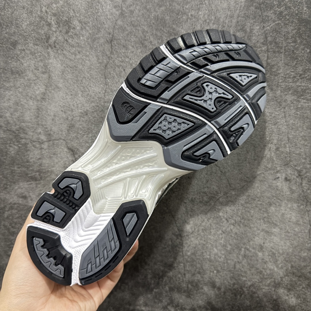 图片[9]-【总裁版】 JJJJound x ASICS GEL-KAYANO 14 亚瑟士系列轻量缓震休闲运动跑步鞋 市场天花板品质 鞋型细节秒杀市场流通版本 知名大厂出品 原版开发 细节完美把控 独家私模五层组合大底 原厂定制缓震硅胶加持 原盒原配 官方四联吊牌 一比一同步原鞋工艺和用料 后跟一样采用了GEL缓震胶 整体系列设计非常的科技感！ 锻炼跑步的同时让你一样时尚百搭！ 设计师 Hidenori Yamashita 以「Flash」一词为灵感，创造出未来感金属色鞋面，改造升级内在性能，由内而外全面革新，为 GEL-KAYANO 家族传承及经典跑鞋文化的延续，创下里程碑式作品。ASICS GEL – KAYANO 14 跑鞋重新诠释了复古的跑步形状，并以其 2000 年代后期的美学理念重新铺装，银色与蓝色的鞋面极为高档.网面铺陈与鞋面、鞋头多处细节位增添了透气性。ASICS GEL – KAYANO 14的鞋后跟部中底上以及多密度耐磨鞋底增加了 GEL 缓震胶，提供高抗冲击性、缓冲性、可保护脚部免受地面冲击的影响，穿着舒适性十足「入手同款」 尺码：36 37 37.5 38 39 39.5 40.5 41.5 42 42.5 43.5 44 45 46-选品中心