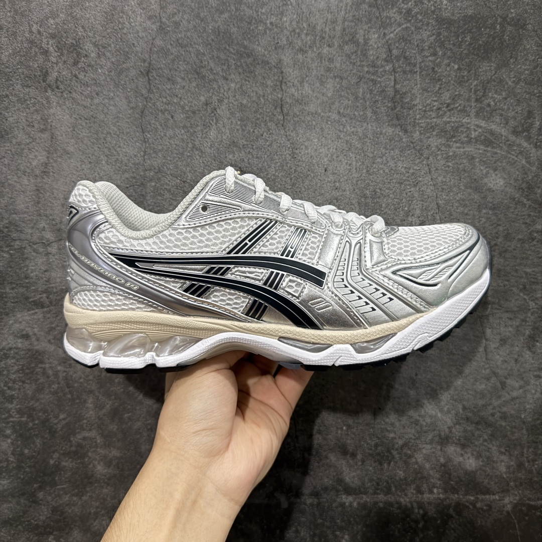 【总裁版】 JJJJound x ASICS GEL-KAYANO 14 亚瑟士系列轻量缓震休闲运动跑步鞋 市场天花板品质 鞋型细节秒杀市场流通版本 知名大厂出品 原版开发 细节完美把控 独家私模五层组合大底 原厂定制缓震硅胶加持 原盒原配 官方四联吊牌 一比一同步原鞋工艺和用料 后跟一样采用了GEL缓震胶 整体系列设计非常的科技感! 锻炼跑步的同时让你一样时尚百搭! 设计师 Hidenori Yamashita 以「Flash」一词为灵感,创造出未来感金属色鞋面,改造升级内在性能,由内而外全面革新,为 GEL-KAYANO 家族传承及经典跑鞋文化的延续,创下里程碑式作品。ASICS GEL - KAYANO 14 跑鞋重新诠释了复古的跑步形状,并以其 2000 年代后期的美学理念重新铺装,银色与蓝色的鞋面极为高档.网面铺陈与鞋面、鞋头多处细节位增添了透气性。ASICS GEL - KAYANO 14的鞋后跟部中底上以及多密度耐磨鞋底增加了 GEL 缓震胶,提供高抗冲击性、缓冲性、可保护脚部免受地面冲击的影响,穿着舒适性十足「入手同款」 尺码:36 37 37.5 38 39 39.5 40.5 41.5 42 42.5 43.5 44 45 46-选品中心