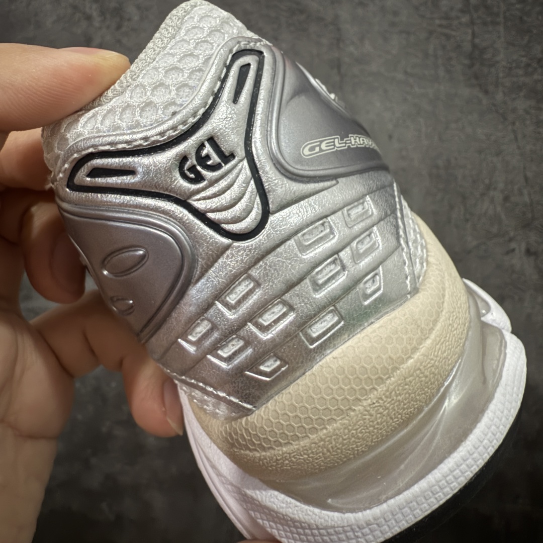 图片[2]-【总裁版】 JJJJound x ASICS GEL-KAYANO 14 亚瑟士系列轻量缓震休闲运动跑步鞋 市场天花板品质 鞋型细节秒杀市场流通版本 知名大厂出品 原版开发 细节完美把控 独家私模五层组合大底 原厂定制缓震硅胶加持 原盒原配 官方四联吊牌 一比一同步原鞋工艺和用料 后跟一样采用了GEL缓震胶 整体系列设计非常的科技感！ 锻炼跑步的同时让你一样时尚百搭！ 设计师 Hidenori Yamashita 以「Flash」一词为灵感，创造出未来感金属色鞋面，改造升级内在性能，由内而外全面革新，为 GEL-KAYANO 家族传承及经典跑鞋文化的延续，创下里程碑式作品。ASICS GEL – KAYANO 14 跑鞋重新诠释了复古的跑步形状，并以其 2000 年代后期的美学理念重新铺装，银色与蓝色的鞋面极为高档.网面铺陈与鞋面、鞋头多处细节位增添了透气性。ASICS GEL – KAYANO 14的鞋后跟部中底上以及多密度耐磨鞋底增加了 GEL 缓震胶，提供高抗冲击性、缓冲性、可保护脚部免受地面冲击的影响，穿着舒适性十足「入手同款」 尺码：36 37 37.5 38 39 39.5 40.5 41.5 42 42.5 43.5 44 45 46-选品中心