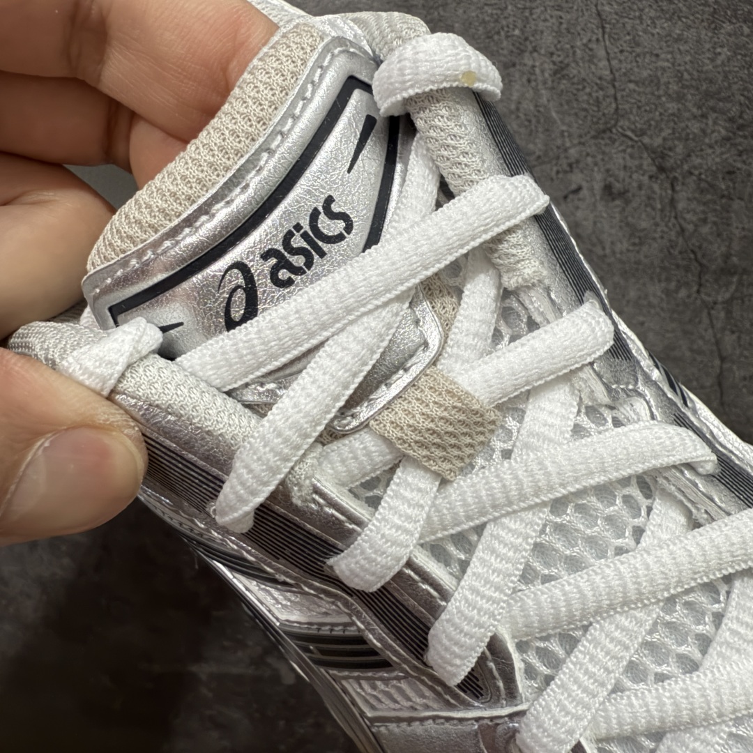 图片[6]-【总裁版】 JJJJound x ASICS GEL-KAYANO 14 亚瑟士系列轻量缓震休闲运动跑步鞋 市场天花板品质 鞋型细节秒杀市场流通版本 知名大厂出品 原版开发 细节完美把控 独家私模五层组合大底 原厂定制缓震硅胶加持 原盒原配 官方四联吊牌 一比一同步原鞋工艺和用料 后跟一样采用了GEL缓震胶 整体系列设计非常的科技感！ 锻炼跑步的同时让你一样时尚百搭！ 设计师 Hidenori Yamashita 以「Flash」一词为灵感，创造出未来感金属色鞋面，改造升级内在性能，由内而外全面革新，为 GEL-KAYANO 家族传承及经典跑鞋文化的延续，创下里程碑式作品。ASICS GEL – KAYANO 14 跑鞋重新诠释了复古的跑步形状，并以其 2000 年代后期的美学理念重新铺装，银色与蓝色的鞋面极为高档.网面铺陈与鞋面、鞋头多处细节位增添了透气性。ASICS GEL – KAYANO 14的鞋后跟部中底上以及多密度耐磨鞋底增加了 GEL 缓震胶，提供高抗冲击性、缓冲性、可保护脚部免受地面冲击的影响，穿着舒适性十足「入手同款」 尺码：36 37 37.5 38 39 39.5 40.5 41.5 42 42.5 43.5 44 45 46-选品中心