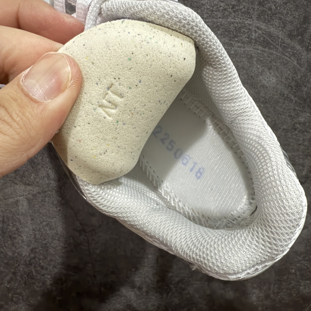 图片[8]-【总裁版】 JJJJound x ASICS GEL-KAYANO 14 亚瑟士系列轻量缓震休闲运动跑步鞋 市场天花板品质 鞋型细节秒杀市场流通版本 知名大厂出品 原版开发 细节完美把控 独家私模五层组合大底 原厂定制缓震硅胶加持 原盒原配 官方四联吊牌 一比一同步原鞋工艺和用料 后跟一样采用了GEL缓震胶 整体系列设计非常的科技感！ 锻炼跑步的同时让你一样时尚百搭！ 设计师 Hidenori Yamashita 以「Flash」一词为灵感，创造出未来感金属色鞋面，改造升级内在性能，由内而外全面革新，为 GEL-KAYANO 家族传承及经典跑鞋文化的延续，创下里程碑式作品。ASICS GEL – KAYANO 14 跑鞋重新诠释了复古的跑步形状，并以其 2000 年代后期的美学理念重新铺装，银色与蓝色的鞋面极为高档.网面铺陈与鞋面、鞋头多处细节位增添了透气性。ASICS GEL – KAYANO 14的鞋后跟部中底上以及多密度耐磨鞋底增加了 GEL 缓震胶，提供高抗冲击性、缓冲性、可保护脚部免受地面冲击的影响，穿着舒适性十足「入手同款」 尺码：36 37 37.5 38 39 39.5 40.5 41.5 42 42.5 43.5 44 45 46-选品中心