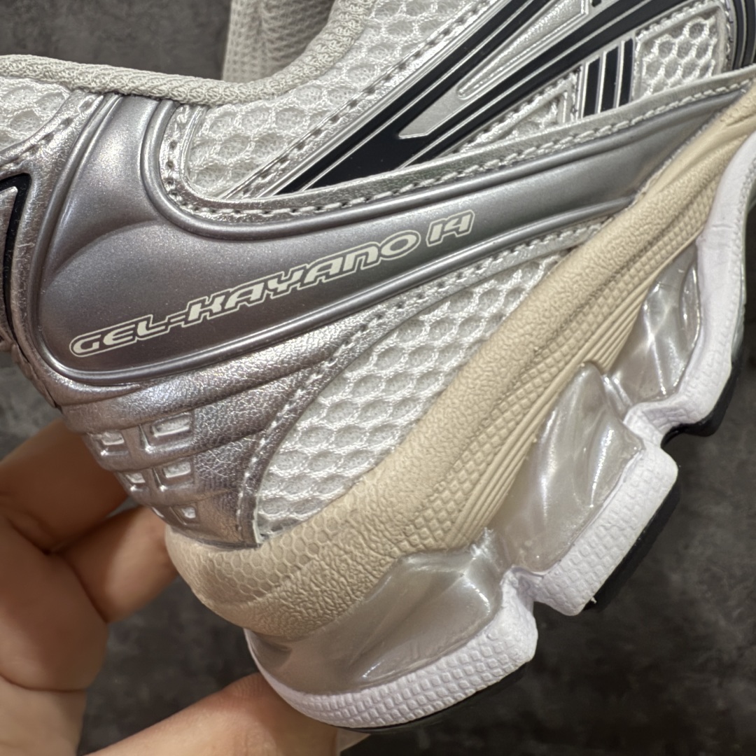 图片[3]-【总裁版】 JJJJound x ASICS GEL-KAYANO 14 亚瑟士系列轻量缓震休闲运动跑步鞋 市场天花板品质 鞋型细节秒杀市场流通版本 知名大厂出品 原版开发 细节完美把控 独家私模五层组合大底 原厂定制缓震硅胶加持 原盒原配 官方四联吊牌 一比一同步原鞋工艺和用料 后跟一样采用了GEL缓震胶 整体系列设计非常的科技感！ 锻炼跑步的同时让你一样时尚百搭！ 设计师 Hidenori Yamashita 以「Flash」一词为灵感，创造出未来感金属色鞋面，改造升级内在性能，由内而外全面革新，为 GEL-KAYANO 家族传承及经典跑鞋文化的延续，创下里程碑式作品。ASICS GEL – KAYANO 14 跑鞋重新诠释了复古的跑步形状，并以其 2000 年代后期的美学理念重新铺装，银色与蓝色的鞋面极为高档.网面铺陈与鞋面、鞋头多处细节位增添了透气性。ASICS GEL – KAYANO 14的鞋后跟部中底上以及多密度耐磨鞋底增加了 GEL 缓震胶，提供高抗冲击性、缓冲性、可保护脚部免受地面冲击的影响，穿着舒适性十足「入手同款」 尺码：36 37 37.5 38 39 39.5 40.5 41.5 42 42.5 43.5 44 45 46-选品中心