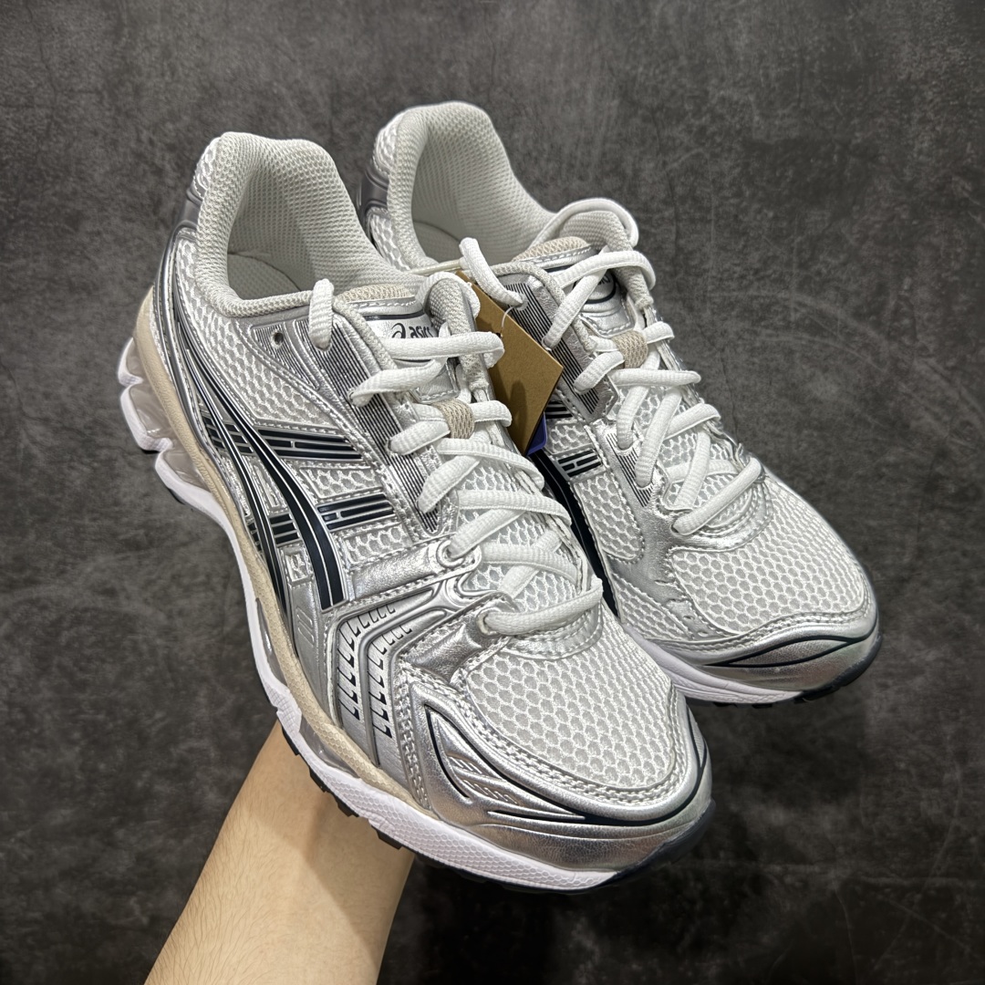 【总裁版】 JJJJound x ASICS GEL-KAYANO 14 亚瑟士系列轻量缓震休闲运动跑步鞋 市场天花板品质 鞋型细节秒杀市场流通版本 知名大厂出品 原版开发 细节完美把控 独家私模五层组合大底 原厂定制缓震硅胶加持 原盒原配 官方四联吊牌 一比一同步原鞋工艺和用料 后跟一样采用了GEL缓震胶 整体系列设计非常的科技感! 锻炼跑步的同时让你一样时尚百搭! 设计师 Hidenori Yamashita 以「Flash」一词为灵感,创造出未来感金属色鞋面,改造升级内在性能,由内而外全面革新,为 GEL-KAYANO 家族传承及经典跑鞋文化的延续,创下里程碑式作品。ASICS GEL - KAYANO 14 跑鞋重新诠释了复古的跑步形状,并以其 2000 年代后期的美学理念重新铺装,银色与蓝色的鞋面极为高档.网面铺陈与鞋面、鞋头多处细节位增添了透气性。ASICS GEL - KAYANO 14的鞋后跟部中底上以及多密度耐磨鞋底增加了 GEL 缓震胶,提供高抗冲击性、缓冲性、可保护脚部免受地面冲击的影响,穿着舒适性十足「入手同款」 尺码:36 37 37.5 38 39 39.5 40.5 41.5 42 42.5 43.5 44 45 46-选品中心