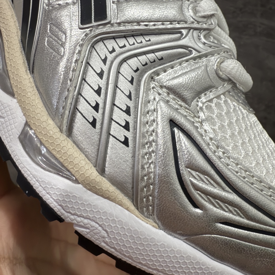 图片[5]-【总裁版】 JJJJound x ASICS GEL-KAYANO 14 亚瑟士系列轻量缓震休闲运动跑步鞋 市场天花板品质 鞋型细节秒杀市场流通版本 知名大厂出品 原版开发 细节完美把控 独家私模五层组合大底 原厂定制缓震硅胶加持 原盒原配 官方四联吊牌 一比一同步原鞋工艺和用料 后跟一样采用了GEL缓震胶 整体系列设计非常的科技感！ 锻炼跑步的同时让你一样时尚百搭！ 设计师 Hidenori Yamashita 以「Flash」一词为灵感，创造出未来感金属色鞋面，改造升级内在性能，由内而外全面革新，为 GEL-KAYANO 家族传承及经典跑鞋文化的延续，创下里程碑式作品。ASICS GEL – KAYANO 14 跑鞋重新诠释了复古的跑步形状，并以其 2000 年代后期的美学理念重新铺装，银色与蓝色的鞋面极为高档.网面铺陈与鞋面、鞋头多处细节位增添了透气性。ASICS GEL – KAYANO 14的鞋后跟部中底上以及多密度耐磨鞋底增加了 GEL 缓震胶，提供高抗冲击性、缓冲性、可保护脚部免受地面冲击的影响，穿着舒适性十足「入手同款」 尺码：36 37 37.5 38 39 39.5 40.5 41.5 42 42.5 43.5 44 45 46-选品中心