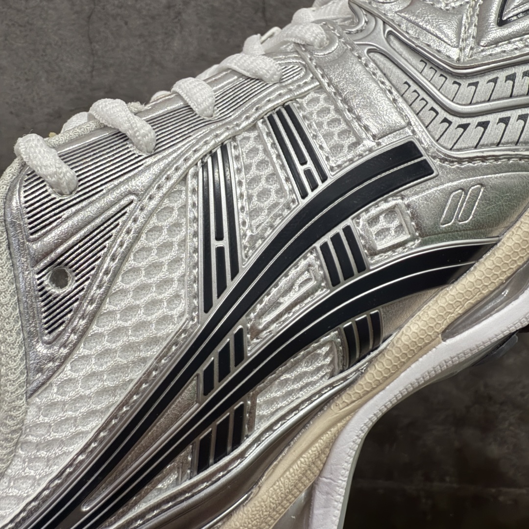 图片[4]-【总裁版】 JJJJound x ASICS GEL-KAYANO 14 亚瑟士系列轻量缓震休闲运动跑步鞋 市场天花板品质 鞋型细节秒杀市场流通版本 知名大厂出品 原版开发 细节完美把控 独家私模五层组合大底 原厂定制缓震硅胶加持 原盒原配 官方四联吊牌 一比一同步原鞋工艺和用料 后跟一样采用了GEL缓震胶 整体系列设计非常的科技感！ 锻炼跑步的同时让你一样时尚百搭！ 设计师 Hidenori Yamashita 以「Flash」一词为灵感，创造出未来感金属色鞋面，改造升级内在性能，由内而外全面革新，为 GEL-KAYANO 家族传承及经典跑鞋文化的延续，创下里程碑式作品。ASICS GEL – KAYANO 14 跑鞋重新诠释了复古的跑步形状，并以其 2000 年代后期的美学理念重新铺装，银色与蓝色的鞋面极为高档.网面铺陈与鞋面、鞋头多处细节位增添了透气性。ASICS GEL – KAYANO 14的鞋后跟部中底上以及多密度耐磨鞋底增加了 GEL 缓震胶，提供高抗冲击性、缓冲性、可保护脚部免受地面冲击的影响，穿着舒适性十足「入手同款」 尺码：36 37 37.5 38 39 39.5 40.5 41.5 42 42.5 43.5 44 45 46-选品中心