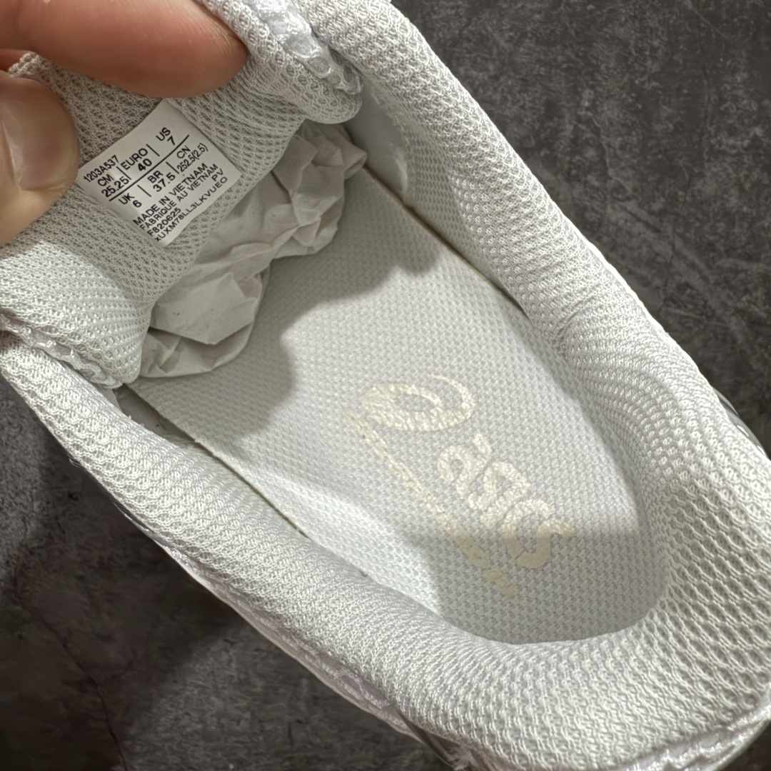 图片[7]-【总裁版】 JJJJound x ASICS GEL-KAYANO 14 亚瑟士系列轻量缓震休闲运动跑步鞋 市场天花板品质 鞋型细节秒杀市场流通版本 知名大厂出品 原版开发 细节完美把控 独家私模五层组合大底 原厂定制缓震硅胶加持 原盒原配 官方四联吊牌 一比一同步原鞋工艺和用料 后跟一样采用了GEL缓震胶 整体系列设计非常的科技感！ 锻炼跑步的同时让你一样时尚百搭！ 设计师 Hidenori Yamashita 以「Flash」一词为灵感，创造出未来感金属色鞋面，改造升级内在性能，由内而外全面革新，为 GEL-KAYANO 家族传承及经典跑鞋文化的延续，创下里程碑式作品。ASICS GEL – KAYANO 14 跑鞋重新诠释了复古的跑步形状，并以其 2000 年代后期的美学理念重新铺装，银色与蓝色的鞋面极为高档.网面铺陈与鞋面、鞋头多处细节位增添了透气性。ASICS GEL – KAYANO 14的鞋后跟部中底上以及多密度耐磨鞋底增加了 GEL 缓震胶，提供高抗冲击性、缓冲性、可保护脚部免受地面冲击的影响，穿着舒适性十足「入手同款」 尺码：36 37 37.5 38 39 39.5 40.5 41.5 42 42.5 43.5 44 45 46-选品中心