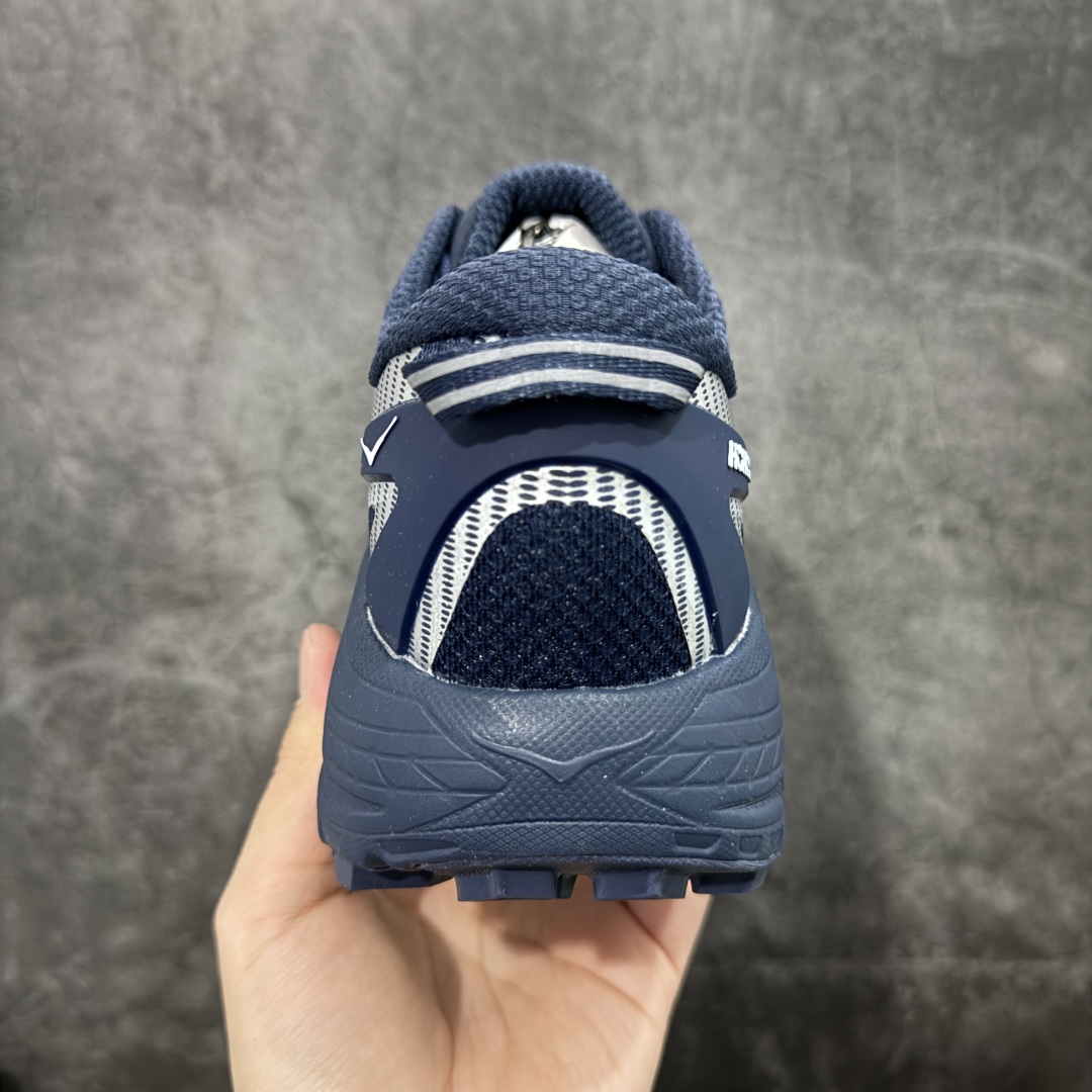 图片[4]-【公司级】HOKA ONE ONE Mafate Speed 2 Low 玛法特2代系列低帮轻量户外越野休闲运动慢跑鞋 HOKA ONE ONE 最近推出了一个胶囊系列 Origin Story 这个系列里的 Mafate Speed 2 可以说让我日思夜想有一阵子了 最近终于拔草 让我来分享一下这双也是上脚赞到爆的越野跑鞋吧 以阿尔卑斯山脉作为主题将亮黄色与蓝色调覆盖在这经典轮廓之上 配色的呈现效果相当亮眼 以至于很多人买这个配色是用来日常搭配的 鞋面采用超轻的无缝架构 轻薄的TPU贴在透气的鞋面材料上 减轻重量同时也保证了支撑性 鞋底则采用滚动平衡技术 引导跑者回归自然步态 祖传的神奇EVA材质中底依旧是一如既往地表现优秀 能提供充足的缓震 作为HOKA家的越野跑鞋 VIBRAM 橡胶大底也是必不可少的 即便在复杂湿滑的地形 依旧能有良好的抓地力及稳定性 鞋带采用了弹性不易松脱的扁宽弹性鞋带 前掌与中掌部分也进行了加宽 也更加适合亚洲人的脚型 是一款十分全面且足够强悍的户外硬核越野鞋 而这双极其亮眼的越野跑鞋恰好又是在江山一百中参赛的UTMB冠军 Ludovic POMMERET 夺冠时穿着的战靴 这就让它变得更加有吸引力了 用来日常搭配的话短裤是基本不挑 长裤我个人推荐阔腿裤 工装裤以及各种长筒牛仔裤都可以 尺码：36 36.5 37.5 38 38.5 39 40 40.5 41 42 42.5 43 44 44.5 45-选品中心