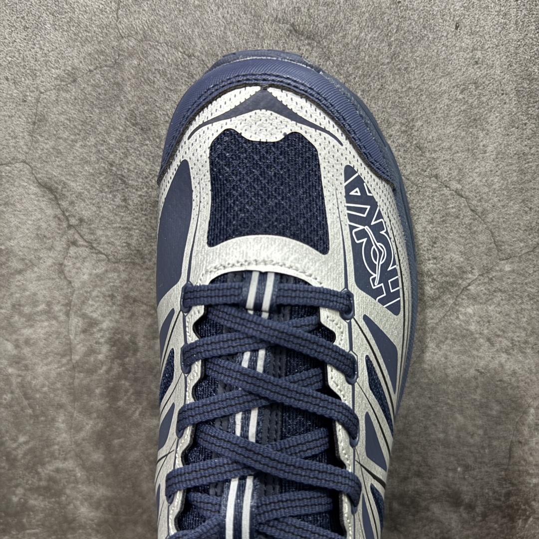 图片[5]-【公司级】HOKA ONE ONE Mafate Speed 2 Low 玛法特2代系列低帮轻量户外越野休闲运动慢跑鞋 HOKA ONE ONE 最近推出了一个胶囊系列 Origin Story 这个系列里的 Mafate Speed 2 可以说让我日思夜想有一阵子了 最近终于拔草 让我来分享一下这双也是上脚赞到爆的越野跑鞋吧 以阿尔卑斯山脉作为主题将亮黄色与蓝色调覆盖在这经典轮廓之上 配色的呈现效果相当亮眼 以至于很多人买这个配色是用来日常搭配的 鞋面采用超轻的无缝架构 轻薄的TPU贴在透气的鞋面材料上 减轻重量同时也保证了支撑性 鞋底则采用滚动平衡技术 引导跑者回归自然步态 祖传的神奇EVA材质中底依旧是一如既往地表现优秀 能提供充足的缓震 作为HOKA家的越野跑鞋 VIBRAM 橡胶大底也是必不可少的 即便在复杂湿滑的地形 依旧能有良好的抓地力及稳定性 鞋带采用了弹性不易松脱的扁宽弹性鞋带 前掌与中掌部分也进行了加宽 也更加适合亚洲人的脚型 是一款十分全面且足够强悍的户外硬核越野鞋 而这双极其亮眼的越野跑鞋恰好又是在江山一百中参赛的UTMB冠军 Ludovic POMMERET 夺冠时穿着的战靴 这就让它变得更加有吸引力了 用来日常搭配的话短裤是基本不挑 长裤我个人推荐阔腿裤 工装裤以及各种长筒牛仔裤都可以 尺码：36 36.5 37.5 38 38.5 39 40 40.5 41 42 42.5 43 44 44.5 45-选品中心