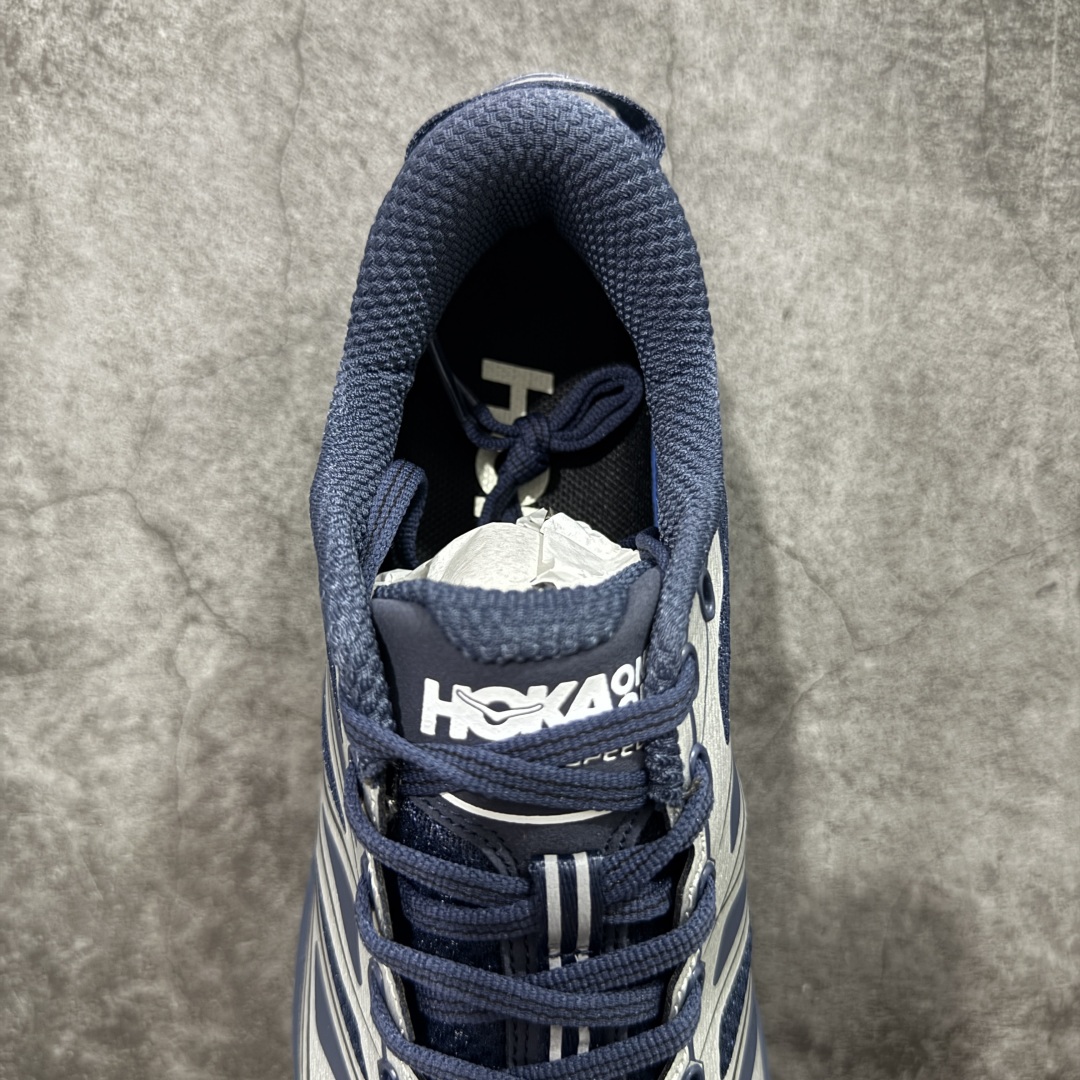图片[8]-【公司级】HOKA ONE ONE Mafate Speed 2 Low 玛法特2代系列低帮轻量户外越野休闲运动慢跑鞋 HOKA ONE ONE 最近推出了一个胶囊系列 Origin Story 这个系列里的 Mafate Speed 2 可以说让我日思夜想有一阵子了 最近终于拔草 让我来分享一下这双也是上脚赞到爆的越野跑鞋吧 以阿尔卑斯山脉作为主题将亮黄色与蓝色调覆盖在这经典轮廓之上 配色的呈现效果相当亮眼 以至于很多人买这个配色是用来日常搭配的 鞋面采用超轻的无缝架构 轻薄的TPU贴在透气的鞋面材料上 减轻重量同时也保证了支撑性 鞋底则采用滚动平衡技术 引导跑者回归自然步态 祖传的神奇EVA材质中底依旧是一如既往地表现优秀 能提供充足的缓震 作为HOKA家的越野跑鞋 VIBRAM 橡胶大底也是必不可少的 即便在复杂湿滑的地形 依旧能有良好的抓地力及稳定性 鞋带采用了弹性不易松脱的扁宽弹性鞋带 前掌与中掌部分也进行了加宽 也更加适合亚洲人的脚型 是一款十分全面且足够强悍的户外硬核越野鞋 而这双极其亮眼的越野跑鞋恰好又是在江山一百中参赛的UTMB冠军 Ludovic POMMERET 夺冠时穿着的战靴 这就让它变得更加有吸引力了 用来日常搭配的话短裤是基本不挑 长裤我个人推荐阔腿裤 工装裤以及各种长筒牛仔裤都可以 尺码：36 36.5 37.5 38 38.5 39 40 40.5 41 42 42.5 43 44 44.5 45-选品中心