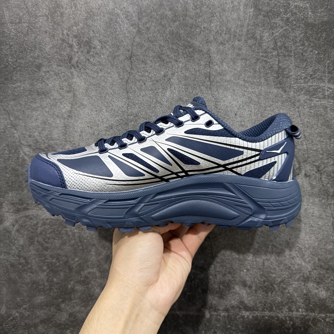图片[2]-【公司级】HOKA ONE ONE Mafate Speed 2 Low 玛法特2代系列低帮轻量户外越野休闲运动慢跑鞋 HOKA ONE ONE 最近推出了一个胶囊系列 Origin Story 这个系列里的 Mafate Speed 2 可以说让我日思夜想有一阵子了 最近终于拔草 让我来分享一下这双也是上脚赞到爆的越野跑鞋吧 以阿尔卑斯山脉作为主题将亮黄色与蓝色调覆盖在这经典轮廓之上 配色的呈现效果相当亮眼 以至于很多人买这个配色是用来日常搭配的 鞋面采用超轻的无缝架构 轻薄的TPU贴在透气的鞋面材料上 减轻重量同时也保证了支撑性 鞋底则采用滚动平衡技术 引导跑者回归自然步态 祖传的神奇EVA材质中底依旧是一如既往地表现优秀 能提供充足的缓震 作为HOKA家的越野跑鞋 VIBRAM 橡胶大底也是必不可少的 即便在复杂湿滑的地形 依旧能有良好的抓地力及稳定性 鞋带采用了弹性不易松脱的扁宽弹性鞋带 前掌与中掌部分也进行了加宽 也更加适合亚洲人的脚型 是一款十分全面且足够强悍的户外硬核越野鞋 而这双极其亮眼的越野跑鞋恰好又是在江山一百中参赛的UTMB冠军 Ludovic POMMERET 夺冠时穿着的战靴 这就让它变得更加有吸引力了 用来日常搭配的话短裤是基本不挑 长裤我个人推荐阔腿裤 工装裤以及各种长筒牛仔裤都可以 尺码：36 36.5 37.5 38 38.5 39 40 40.5 41 42 42.5 43 44 44.5 45-选品中心