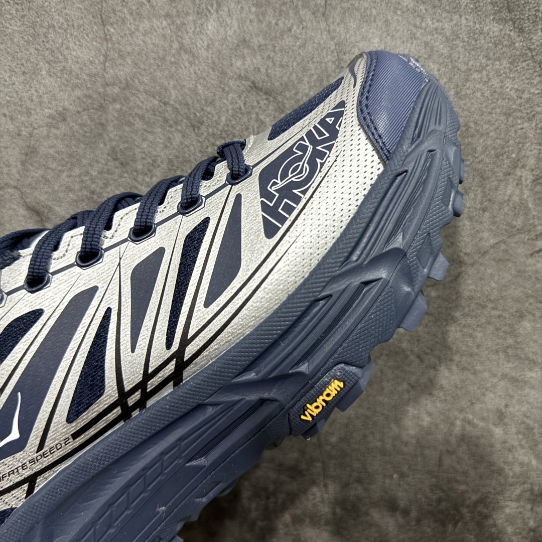 图片[6]-【公司级】HOKA ONE ONE Mafate Speed 2 Low 玛法特2代系列低帮轻量户外越野休闲运动慢跑鞋 HOKA ONE ONE 最近推出了一个胶囊系列 Origin Story 这个系列里的 Mafate Speed 2 可以说让我日思夜想有一阵子了 最近终于拔草 让我来分享一下这双也是上脚赞到爆的越野跑鞋吧 以阿尔卑斯山脉作为主题将亮黄色与蓝色调覆盖在这经典轮廓之上 配色的呈现效果相当亮眼 以至于很多人买这个配色是用来日常搭配的 鞋面采用超轻的无缝架构 轻薄的TPU贴在透气的鞋面材料上 减轻重量同时也保证了支撑性 鞋底则采用滚动平衡技术 引导跑者回归自然步态 祖传的神奇EVA材质中底依旧是一如既往地表现优秀 能提供充足的缓震 作为HOKA家的越野跑鞋 VIBRAM 橡胶大底也是必不可少的 即便在复杂湿滑的地形 依旧能有良好的抓地力及稳定性 鞋带采用了弹性不易松脱的扁宽弹性鞋带 前掌与中掌部分也进行了加宽 也更加适合亚洲人的脚型 是一款十分全面且足够强悍的户外硬核越野鞋 而这双极其亮眼的越野跑鞋恰好又是在江山一百中参赛的UTMB冠军 Ludovic POMMERET 夺冠时穿着的战靴 这就让它变得更加有吸引力了 用来日常搭配的话短裤是基本不挑 长裤我个人推荐阔腿裤 工装裤以及各种长筒牛仔裤都可以 尺码：36 36.5 37.5 38 38.5 39 40 40.5 41 42 42.5 43 44 44.5 45-选品中心