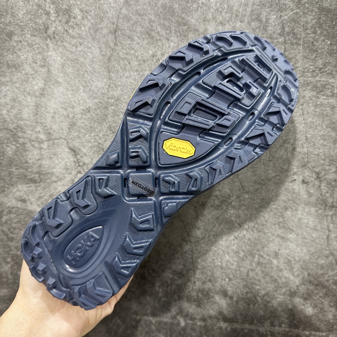 图片[9]-【公司级】HOKA ONE ONE Mafate Speed 2 Low 玛法特2代系列低帮轻量户外越野休闲运动慢跑鞋 HOKA ONE ONE 最近推出了一个胶囊系列 Origin Story 这个系列里的 Mafate Speed 2 可以说让我日思夜想有一阵子了 最近终于拔草 让我来分享一下这双也是上脚赞到爆的越野跑鞋吧 以阿尔卑斯山脉作为主题将亮黄色与蓝色调覆盖在这经典轮廓之上 配色的呈现效果相当亮眼 以至于很多人买这个配色是用来日常搭配的 鞋面采用超轻的无缝架构 轻薄的TPU贴在透气的鞋面材料上 减轻重量同时也保证了支撑性 鞋底则采用滚动平衡技术 引导跑者回归自然步态 祖传的神奇EVA材质中底依旧是一如既往地表现优秀 能提供充足的缓震 作为HOKA家的越野跑鞋 VIBRAM 橡胶大底也是必不可少的 即便在复杂湿滑的地形 依旧能有良好的抓地力及稳定性 鞋带采用了弹性不易松脱的扁宽弹性鞋带 前掌与中掌部分也进行了加宽 也更加适合亚洲人的脚型 是一款十分全面且足够强悍的户外硬核越野鞋 而这双极其亮眼的越野跑鞋恰好又是在江山一百中参赛的UTMB冠军 Ludovic POMMERET 夺冠时穿着的战靴 这就让它变得更加有吸引力了 用来日常搭配的话短裤是基本不挑 长裤我个人推荐阔腿裤 工装裤以及各种长筒牛仔裤都可以 尺码：36 36.5 37.5 38 38.5 39 40 40.5 41 42 42.5 43 44 44.5 45-选品中心